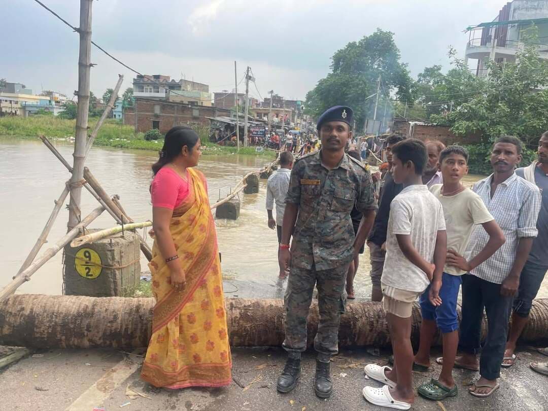 बढ़े जलस्तर को लेकर सभी अंचलों में सतत निगरानी, माइकिंग से लोगों को किया जा रहा जागरूक
जहानाबाद। जिले में बढ़े हुए जलस्तर को देखते हुए जिला प्रशासन अलर्ट मोड में है। जिला पदाधिकारी श्रीमती छिरिङ वाई भूटिया के निर्देश पर जिले के सभी अंचलों में सतत निगरानी के साथ व्यापक जन-जागरूकता अभियान चलाया जा रहा है। संवेदनशील स्थलों, नदी-नालों, पुल-पुलियों, निचले इलाकों तथा जलजमाव वाले क्षेत्रों की स्थिति पर प्रशासन की विशेष नजर है।
सभी अंचल अधिकारियों को अपने-अपने क्षेत्रों का लगातार भ्रमण कर जलस्तर और जलप्रवाह की स्थिति का जायजा लेने का निर्देश दिया गया है। संबंधित पदाधिकारी जल संसाधन विभाग के साथ समन्वय स्थापित कर स्थिति पर लगातार नजर बनाए हुए हैं। किसी भी असामान्य स्थिति की सूचना तत्काल जिला स्तर पर उपलब्ध कराने को कहा गया है।
माइकिंग कर लोगों को किया जा रहा जागरूक
बढ़े जलस्तर को लेकर सभी अंचलों में माइकिंग के माध्यम से लोगों को सावधानी बरतने की अपील की जा रही है। लोगों को जलमग्न क्षेत्रों और तेज बहाव वाले नदी-नालों से दूर रहने तथा पानी में डूबे पुल-पुलियों को पार नहीं करने के लिए जागरूक किया जा रहा है। प्रशासन की ओर से जारी दिशा-निर्देशों का पालन करने की भी अपील की गई है।
विशेष रूप से बच्चों और किशोरों को नदी, नाला, तालाब एवं अन्य जलभराव वाले स्थानों के समीप अनावश्यक रूप से नहीं जाने की सलाह दी जा रही है। जलप्रवाह वाले पुल-पुलियों पर जोखिम लेकर आवागमन नहीं करने तथा जरूरत पड़ने पर वैकल्पिक मार्ग का इस्तेमाल करने को कहा गया है।
संवेदनशील स्थानों पर विशेष निगरानी
जिला प्रशासन ने सभी संबंधित पदाधिकारियों एवं कर्मियों को अलर्ट मोड में रहते हुए लगातार क्षेत्र भ्रमण करने का निर्देश दिया है। संवेदनशील स्थलों पर विशेष निगरानी रखने तथा किसी भी आपात स्थिति में तत्काल आवश्यक कार्रवाई सुनिश्चित करने को कहा गया है।
जिला प्रशासन ने आम लोगों से अपील की है कि वे बढ़े जलस्तर को देखते हुए सतर्क रहें, सुरक्षित रहें और किसी भी तरह का जोखिम लेने से बचें। साथ ही प्रशासन द्वारा जारी निर्देशों का पालन करते हुए आपदा की स्थिति में प्रशासन का सहयोग करें।