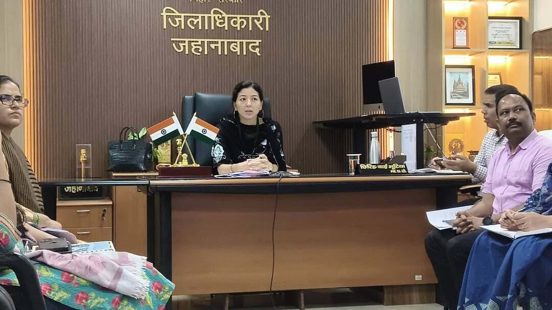 बाढ़ से निपटने को जिला प्रशासन अलर्ट, 24×7 निगरानी के निर्देश
जहानाबाद।
बिहार में संभावित बाढ़ एवं अन्य आपदाओं से निपटने की तैयारियों को लेकर शुक्रवार को मुख्यमंत्री सम्राट चौधरी की अध्यक्षता में उच्चस्तरीय समीक्षा बैठक हुई। बैठक में राज्य के 17 जिलों के जिलाधिकारियों समेत संबंधित विभागों के प्रधान सचिव, सचिव एवं वरीय पदाधिकारी शामिल हुए। जहानाबाद की जिला पदाधिकारी छिरिङ वाई भूटिया ने वीडियो कॉन्फ्रेंसिंग के माध्यम से बैठक में भाग लिया।
बैठक में गंगा सहित बिहार की प्रमुख नदियों के वर्तमान जलस्तर, खतरे के निशान के सापेक्ष स्थिति और जलस्तर में संभावित वृद्धि को लेकर विस्तृत समीक्षा की गई। संवेदनशील एवं निचले इलाकों में संभावित परिस्थितियों से निपटने के लिए की गई पूर्व तैयारियों की भी जानकारी ली गई।
मुख्यमंत्री ने सभी संबंधित जिलों एवं विभागों को नदियों के जलस्तर तथा संवेदनशील क्षेत्रों पर 24×7 सतत निगरानी रखने का निर्देश दिया। संवेदनशील क्षेत्रों की Vulnerability Mapping को अद्यतन रखने, जोखिम वाले स्थानों की पूर्व पहचान करने और खतरे के आपदा में बदलने से पहले आवश्यक निरोधात्मक कार्रवाई करने पर विशेष जोर दिया गया।
नियंत्रण कक्ष रहेंगे 24 घंटे सक्रिय
सभी जिलों में आपातकालीन नियंत्रण कक्ष को 24×7 सक्रिय रखने तथा प्राप्त सूचनाओं पर तत्काल कार्रवाई सुनिश्चित करने को कहा गया। संभावित प्रभावित आबादी, संपर्क मार्ग, पुल-पुलिया और अन्य संवेदनशील परिसंपत्तियों की पहले से पहचान कर वैकल्पिक व्यवस्था तैयार रखने के निर्देश दिए गए।
मानव संसाधन के साथ नाव, लाइफ जैकेट, राहत सामग्री, पॉलीथिन शीट, खाद्य सामग्री, पेयजल, प्रकाश व्यवस्था और आवश्यक दवाओं समेत अन्य आपदा प्रबंधन संसाधनों की पर्याप्त उपलब्धता सुनिश्चित करने को कहा गया। संवेदनशील क्षेत्रों में माइकिंग, जन-जागरूकता और समयबद्ध चेतावनी व्यवस्था को प्रभावी बनाने के भी निर्देश दिए गए।
अंचल अधिकारियों को लगातार भ्रमण का निर्देश
बैठक के बाद जिला पदाधिकारी श्रीमती छिरिङ वाई भूटिया ने मुख्यमंत्री के निर्देशों के अनुपालन को लेकर संबंधित पदाधिकारियों को आवश्यक दिशा-निर्देश दिए। बाढ़ नियंत्रण प्रमंडल को जिले की नदियों, जल संरचनाओं, बैराज एवं अन्य महत्वपूर्ण स्थलों के जलस्तर और जलप्रवाह पर लगातार निगरानी रखने तथा किसी भी बदलाव की सूचना तत्काल जिला प्रशासन को देने को कहा गया।
सभी अंचल अधिकारियों को संवेदनशील एवं निचले क्षेत्रों में लगातार भ्रमण करने तथा नदी-नालों, पुल-पुलियों, संपर्क मार्गों और संभावित जलजमाव वाले स्थलों का नियमित निरीक्षण करने का निर्देश दिया गया है। किसी भी महत्वपूर्ण स्थिति की सूचना तत्काल जिला नियंत्रण कक्ष एवं वरीय पदाधिकारियों को देने को कहा गया है।
संवेदनशील एवं जलमग्न पुल-पुलियों तथा जोखिम वाले स्थानों पर आवश्यकता के अनुसार बैरिकेडिंग, आवागमन नियंत्रण और पुलिस बल एवं कर्मियों की प्रतिनियुक्ति सुनिश्चित करने के साथ वैकल्पिक मार्गों की व्यवस्था रखने पर भी जोर दिया गया।
आमलोगों से सावधानी बरतने की अपील
जिला आपातकालीन संचालन केंद्र एवं संबंधित नियंत्रण कक्षों को 24×7 सक्रिय मोड में रखते हुए क्षेत्रीय पदाधिकारियों से नियमित फीडबैक लेने और विभागों के बीच समन्वय बनाए रखने का निर्देश दिया गया है। जिला प्रशासन ने कहा कि संभावित खतरे की पूर्व पहचान, लगातार क्षेत्रीय निगरानी, समय पर जन-जागरूकता और निरोधात्मक कार्रवाई आपदा प्रबंधन की प्राथमिकता है।
जिला प्रशासन ने आमलोगों से नदियों, तेज जलप्रवाह वाले क्षेत्रों, जलमग्न पुल-पुलियों एवं निचले स्थानों पर अनावश्यक रूप से नहीं जाने की अपील की है। बच्चों एवं किशोरों को नदी, नाला, तालाब और तेज बहाव वाले क्षेत्रों से दूर रखने तथा जलमग्न मार्ग या पुल-पुलिया को जोखिम लेकर पार नहीं करने की सलाह दी गई है। प्रशासन की ओर से जारी चेतावनी एवं दिशा-निर्देशों का पालन करने और किसी भी असामान्य जलस्तर या जलप्रवाह की सूचना तत्काल स्थानीय प्रशासन अथवा जिला नियंत्रण कक्ष को देने की अपील की गई है।