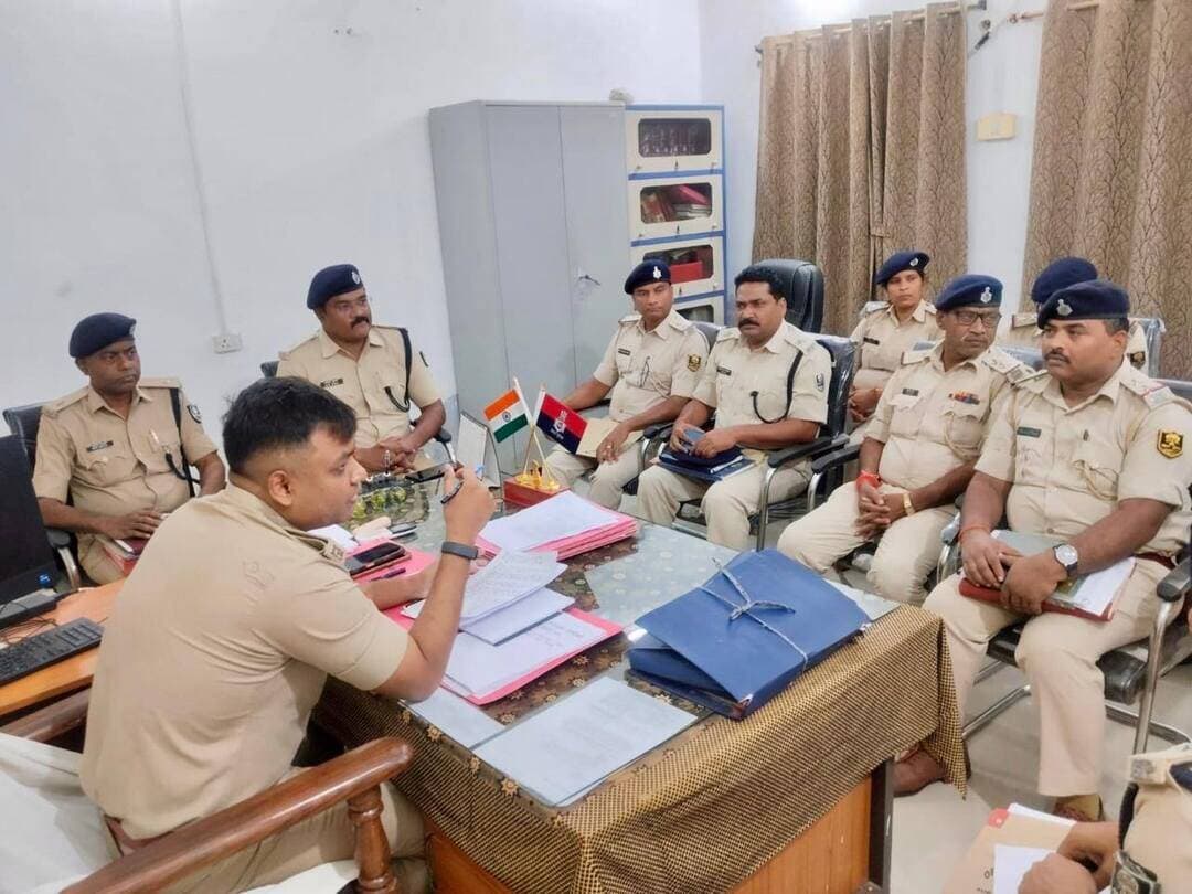 अपराध नियंत्रण को लेकर सदर एसडीपीओ ने की अपराध गोष्ठी
जहानाबाद।
पुलिस अधीक्षक किरण कुमार के निर्देशानुसार सदर अनुमंडल पुलिस पदाधिकारी ने अपने कार्यालय में अपराध गोष्ठी आयोजित की। बैठक में क्षेत्र में अपराध नियंत्रण, लंबित कांडों के उद्भेदन एवं त्वरित निष्पादन तथा विधि-व्यवस्था संधारण को लेकर विस्तार से समीक्षा की गई।
बैठक के दौरान अपराधियों के विरुद्ध प्रभावी कार्रवाई करने, लंबित मामलों के शीघ्र निष्पादन तथा क्षेत्र में पुलिस गश्ती और निगरानी को और सुदृढ़ करने पर जोर दिया गया। सदर अंचल के सभी अंचल निरीक्षकों एवं थानाध्यक्षों को अपराध नियंत्रण एवं विधि-व्यवस्था बनाए रखने को लेकर आवश्यक दिशा-निर्देश दिए गए।