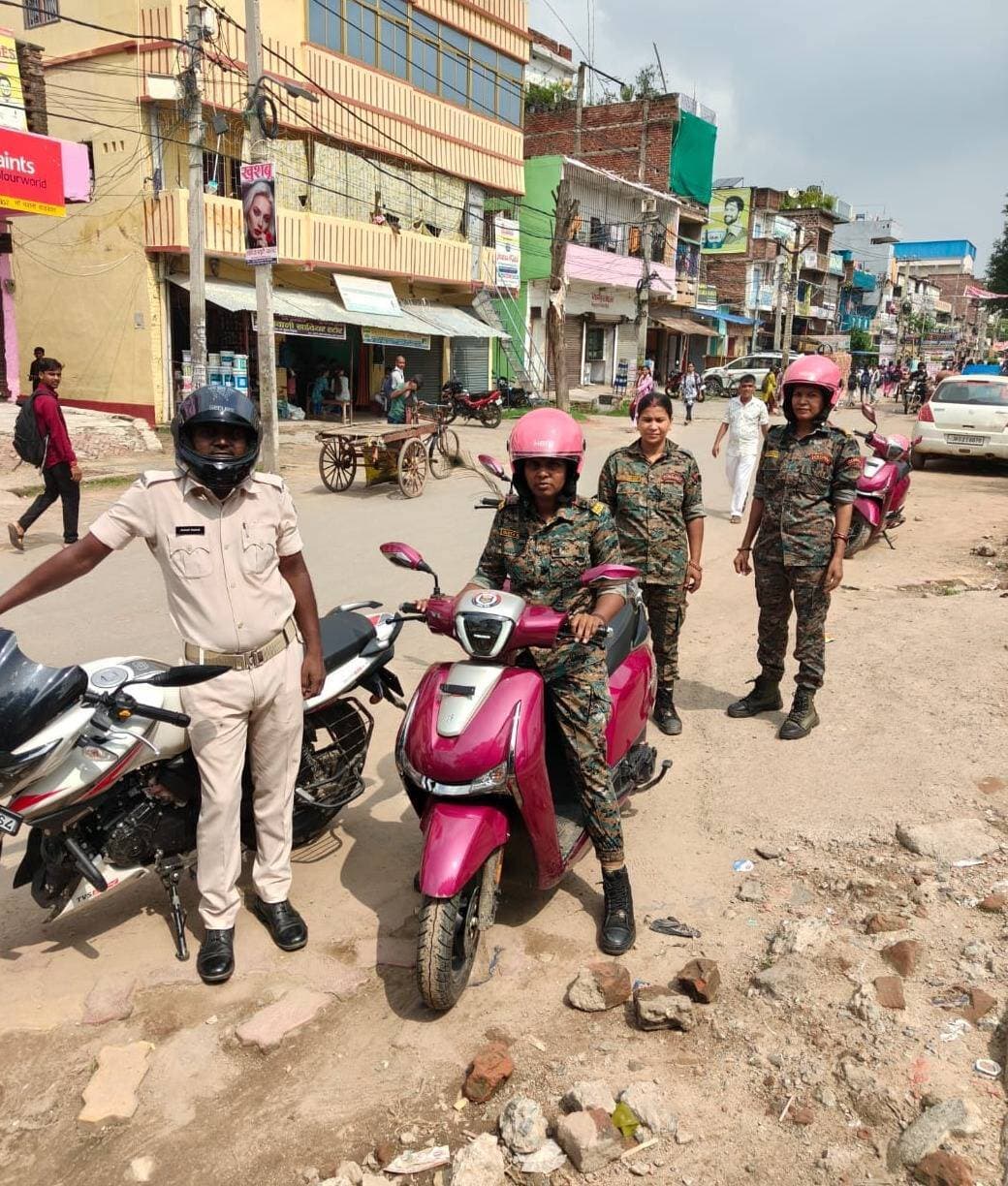 ‘पुलिस दीदी’ की बाइक-स्कूटी टीम कर रही सघन पेट्रोलिंग, महिलाओं व बच्चियों की सुरक्षा पर विशेष नजर
जहानाबाद।
पुलिस अधीक्षक किरण कुमार के निर्देश पर जिले में महिलाओं एवं बच्चियों की सुरक्षा को लेकर ‘पुलिस दीदी’ की टीम लगातार सक्रिय है। बाइक और स्कूटी से लैस महिला पुलिसकर्मियों की टीम विभिन्न क्षेत्रों में सघन पेट्रोलिंग कर रही है। स्कूल, कोचिंग संस्थानों, बाजारों, सार्वजनिक स्थलों और अन्य संवेदनशील स्थानों पर विशेष निगरानी रखी जा रही है।
पेट्रोलिंग के दौरान महिला पुलिसकर्मी छात्राओं एवं बच्चों से संवाद कर उन्हें सुरक्षा के प्रति जागरूक कर रही हैं। किसी भी तरह की परेशानी होने पर तत्काल पुलिस को सूचना देने, अनजान लोगों से सावधान रहने तथा आपात स्थिति में उपलब्ध पुलिस सहायता का उपयोग करने के संबंध में जानकारी दी जा रही है।
छेड़खानी व असामाजिक गतिविधियों पर नजर
‘पुलिस दीदी’ की टीम विशेष रूप से स्कूल-कॉलेजों के आसपास संदिग्ध गतिविधियों पर नजर रख रही है। बाजार एवं भीड़भाड़ वाले इलाकों में भी नियमित गश्त की जा रही है, ताकि महिलाओं और बच्चियों को सुरक्षित वातावरण उपलब्ध कराया जा सके। पुलिस की इस पहल से छात्राओं और अभिभावकों में सुरक्षा को लेकर भरोसा बढ़ रहा है।
पुलिस अधीक्षक ने महिला पुलिसकर्मियों को नियमित रूप से पेट्रोलिंग करने तथा महिलाओं एवं बच्चियों की शिकायतों को गंभीरता से लेते हुए त्वरित कार्रवाई सुनिश्चित करने का निर्देश दिया है। पुलिस का उद्देश्य जिले में ऐसा सुरक्षित माहौल तैयार करना है, जहां महिलाएं और छात्राएं बिना किसी भय के अपने कार्य एवं पढ़ाई के लिए आवागमन कर सकें।