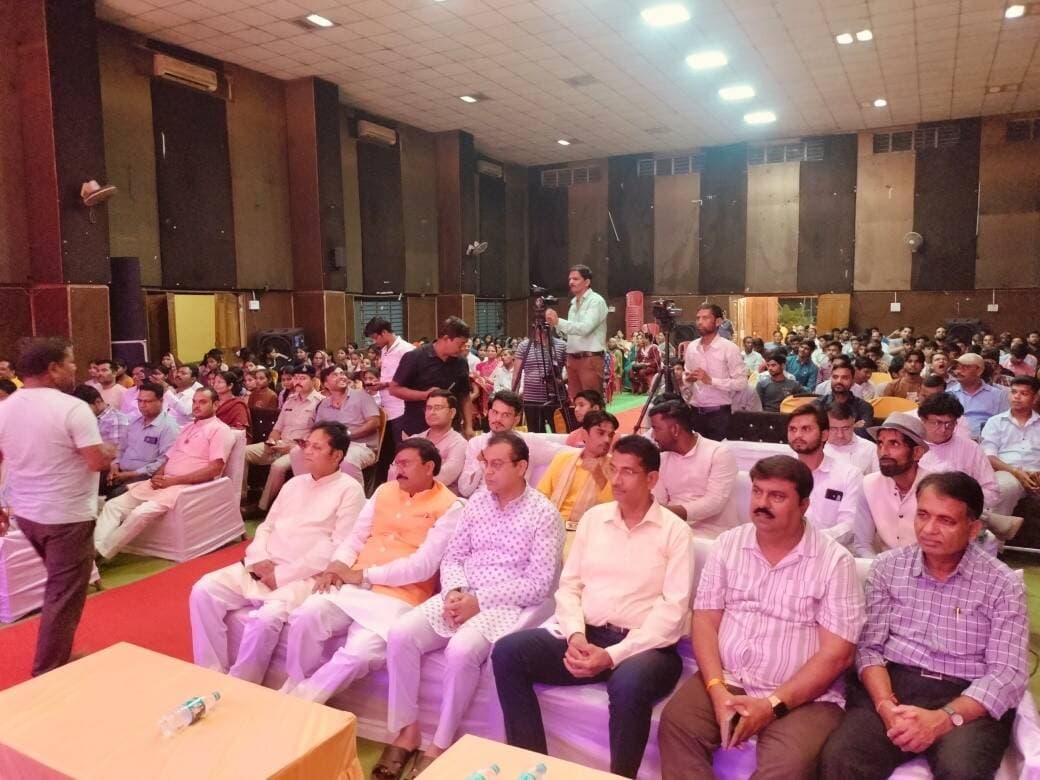 मानस भवन में धूमधाम से मनाया जा रहा श्रीकृष्ण पर्व
श्री कृष्ण पाथेय न्यास, मध्यप्रदेश शासन, संस्कृति विभाग एवं जिला प्रशासन दमोह के संयुक्त तत्वावधान में श्रीकृष्ण पर्व का मानस भवन में आयोजन किया जा रहा है।
कार्यक्रम में प्रदेश के संस्कृति राज्यमंत्री धर्मेंद्र सिंह लोधी, श्याम शिवहरे, जिला पंचायत अध्यक्ष रंजीता गौरव पटेल, कलेक्टर प्रताप नारायण यादव, जिला पंचायत सीईओ प्रवीण फुलपगारे सहित जनप्रतिनिधि एवं गणमान्य नागरिक मौजूद हैं।
श्रीकृष्ण की लीलाओं, भक्ति एवं बुंदेली लोक संस्कृति से सराबोर इस सांस्कृतिक संध्या में बुंदेली लोक गायन, कालियानाग वध पर केंद्रित नृत्य नाटिका एवं भक्ति गायन की मनमोहक प्रस्तुतियां दी जा रही हैं।