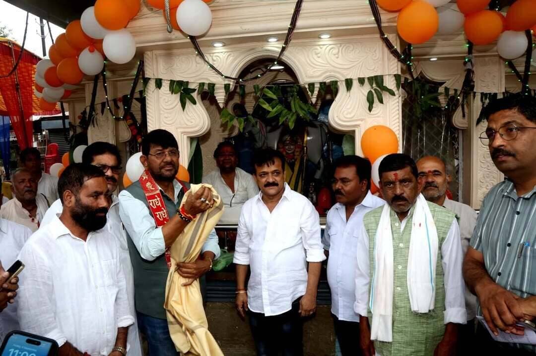 भगवान श्रीकृष्ण के आदर्शों एवं संदेशों से प्रेरणा लेकर समाज में प्रेम, सद्भाव और भाईचारे की भावना मजबूत हो, यही प्रभु से कामना है- राज्यमंत्री श्री पटेल
==
भगवान कृष्ण से अच्छी वर्षा और किसानों की समृद्धि की प्रार्थना- सांसद श्री लोधी
==
भगवान श्रीकृष्ण की कृपा सभी पर बनी रहे, समृद्धि का दौर निरंतर बढ़ता रहे- विधायक श्री मलैया
==
भगवान कृष्ण के जीवन से प्रेम, करुणा और सेवा की प्रेरणा मिलती है - कलेक्टर श्री यादव
==
यादव महासभा द्वारा ग्वाल बाबा मंदिर में आयोजित हुआ कार्यक्रम
===
कृष्ण जन्माष्टमी के पावन अवसर पर दमोह में ग्वाल बाबा मंदिर किल्लाई नाका के समीप आयोजित कार्यक्रम में जनप्रतिनिधियों एवं नागरिकों ने सहभागिता की। कार्यक्रम में बड़ी संख्या में श्रद्धालु एवं आमजन उपस्थित रहे और भगवान श्रीकृष्ण की आराधना कर पर्व की खुशियां साझा कीं। कार्यक्रम में उपस्थित लोगों ने भगवान श्रीकृष्ण के जयकारों के साथ जन्माष्टमी पर्व मनाया और सुख, शांति एवं समृद्धि की कामना की।
प्रदेश के आनंद विभाग के राज्यमंत्री स्वतंत्र प्रभार लखन पटेल ने कहा कि भगवान श्रीकृष्ण का आशीर्वाद हम सभी पर सदैव बना रहे और उनके आदर्शों एवं संदेशों से प्रेरणा लेकर समाज में प्रेम, सद्भाव और भाईचारे की भावना मजबूत हो, यही प्रभु से कामना है। इस अवसर पर उन्होंने प्रदेशवासियों, देशवासियों एवं समस्त जिलावासियों को श्री कृष्ण जन्माष्टमी की हार्दिक शुभकामनाएं एवं बधाई दी।
सांसद राहुल सिंह लोधी ने भगवान श्रीकृष्ण से अच्छी वर्षा और किसानों की अच्छी फसल की प्रार्थना करते हुए कहा कि जिले का अन्नदाता किसान समृद्धि की ओर बढ़े और दमोह निरंतर विकास एवं समृद्धि की ओर अग्रसर हो। उन्होने कहा भगवान कृष्ण की कृपा जिले के सभी नागरिकों पर बनी रहे और प्रत्येक क्षेत्र में कार्य करने वाले लोगों के जीवन में सुख-समृद्धि का दौर निरंतर बढ़ता रहे।
उन्होंने यादव महासभा द्वारा प्रतिवर्ष निकाली जाने वाली भव्य एवं दिव्य श्रीकृष्ण शोभायात्रा की सराहना करते हुए आयोजन के लिए बधाई और शुभकामनाएं दीं। उन्होंने कहा ग्वाल बाबा मंदिर में प्रतिवर्ष दर्शन एवं माथा टेकने का अवसर मिलता है, जो श्रद्धा और आस्था का विषय है।
सांसद श्री लोधी ने कहा कि जन्माष्टमी के अवसर पर जिले के विभिन्न ग्रामों और घर-घर में भगवान श्रीकृष्ण का पूजन, मटकी फोड़ एवं बाल लीलाओं के आयोजन से वातावरण भक्तिमय हो जाता है। उन्होंने सभी जिलेवासियों को श्रीकृष्ण जन्माष्टमी की शुभकामनाएं प्रेषित कीं।
दमोह विधायक जयंत मलैया ने प्रदेशवासियों, देशवासियों एवं समस्त जिलावासियों को श्री कृष्ण जन्माष्टमी की हार्दिक शुभकामनाएं एवं बधाई दी। उन्होने कहा भगवान श्रीकृष्ण की कृपा सभी पर बनी रहे, समृद्धि का दौर निरंतर बढ़ता रहे।
कलेक्टर प्रताप नारायण यादव ने कहा कि भगवान श्रीकृष्ण के जीवन से हमें प्रेम, करुणा और सेवा का संदेश एवं महत्वपूर्ण शिक्षा मिलती है। उनके जीवन दर्शन में मानवता, कर्तव्य और लोककल्याण की भावना निहित है। हमें भगवान श्रीकृष्ण के इन आदर्शों को अपने जीवन में उतारना चाहिए।
उन्होंने कहा सेवा को अपना संस्कार बनाएं और करुणा व प्रेम को अपने व्यवहार का हिस्सा बनाएं। समाज के प्रत्येक व्यक्ति के प्रति संवेदनशीलता रखते हुए जरूरतमंदों की सहायता करना ही भगवान श्रीकृष्ण के संदेशों को सार्थक रूप से अपनाना है।