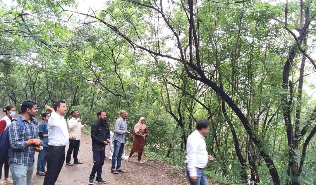 धरमटेकड़ी वार्ड क्रमांक 10 में 5 हजार रीसायकल पंचतत्व सीडबॉल का प्रक्षेपण
===================================
मध्यप्रदेश जन अभियान के जिला समन्वयक श्री अखिलेश जैन के निर्देशानुसार धरमटेकड़ी वार्ड क्रमांक 10 में आज 5,000 रीसायकल पंचतत्व सीडबॉल का प्रक्षेपण किया गया। यह कार्यक्रम वार्ड क्रमांक 7 की प्रेरणा नगर विकास प्रस्फुटन समिति के माध्यम से आयोजित किया गया, जिसमें मॉडल फ्यूचर संस्था का विशेष सहयोग रहा।
सीडबॉल प्रक्षेपण मॉडल फ्यूचर संस्था की अध्यक्ष श्रीमती आयशा लोधी के नेतृत्व में नवांकुर संस्था अनमोल सृजन फाउंडेशन एवं सोनारे हॉस्पिटल के सहयोग से किया गया। कार्यक्रम में मॉडल फ्यूचर से मोहम्मद इस्माइल कुरैशी, श्री शैलेंद्र उजवने, श्री पुरुषोत्तम एवं मोहम्मद अमीन, सोनारे हॉस्पिटल से डॉ. सोनारे एवं उनकी टीम तथा अनमोल सृजन फाउंडेशन से श्री ललित साहू, श्रीमती वैष्णवी, श्रीमती दामिनी सहित अन्य सदस्य उपस्थित थे। इस पहल का उद्देश्य रीसायकल सामग्री से निर्मित सीडबॉल के माध्यम से हरियाली बढ़ाना, पर्यावरण संरक्षण और जनभागीदारी को प्रोत्साहित करना है।
#procwa #छिन्दवाड़ा
#JansamparkMP
Jansampark Madhya Pradesh