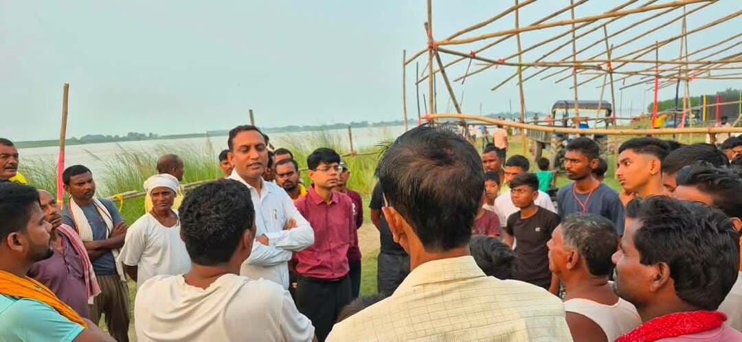 जिलाधिकारी, खगड़िया श्री विक्रम विरकर के निर्देशानुसार बाढ़ प्रभावित एवं संवेदनशील क्षेत्रों में आमजन से संवाद हेतु संध्या चौपाल का आयोजन किया जा रहा है। इसी क्रम में गोगरी अंचल में संध्या चौपाल आयोजित की गई। इस दौरान आमजन को बाढ़ के दौरान सतर्क एवं सावधान रहने तथा नदी एवं जलभराव वाले क्षेत्रों से दूर रहने की अपील की गई।