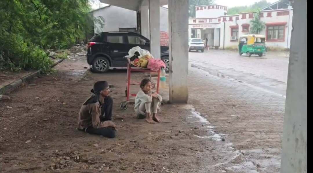 मेडिकल कॉलेज के बाहर बारिश में स्ट्रेचर पर मां का शव, बिलखती रही बेटी; पिता के पास एंबुलेंस के लिए नहीं थे पैसे
#अस्पताल #महारानीलक्ष्मीबाईमेडिकलकॉलेज