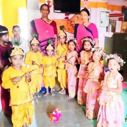 आंगनबाड़ी केंद्रों में मनाई गई जन्माष्टमी
---
जिले के आंगनबाड़ी केंद्रों में छोटे बच्चों को राधा-कृष्ण के रूप में सजाकर जन्माष्टमी पर्व मनाया गया। महिला एवं बाल विकास विभाग की जिला कार्यक्रम अधिकारी श्रीमती रत्ना शर्मा ने बताया कि इस अवसर पर आंगनबाड़ी केंद्रों में बच्चों को खीर पुड़ी एवं बर्फी परोस कर "जन्माष्टमी पर्व" का महत्व समझाया गया। आंगनबाड़ी केंद्रों में छोटे-छोटे बच्चों के बीच मटकी फोड़ प्रतियोगिता भी आयोजित की गई।
Jansampark Madhya Pradesh
General Administration Department, MP
Department of Culture, Madhya Pradesh
#khandwa