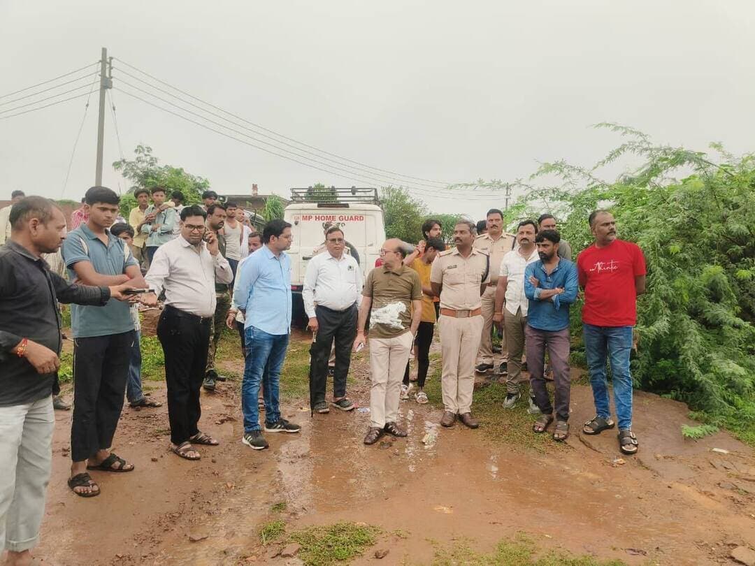 मोर डूंगरी पर डूबे व्यक्ति का रेस्क्यू जारी
अपर कलेक्टर ने मौके पर पहुंचकर लिया जायजा
-----
कलेक्टर सुश्री शीला दाहिमा के निर्देशानुसार मोर डंूगरी नदी पर एक व्यक्ति के डूबने की सूचना मिलने पर जिला प्रशासन, पुलिस एवं एसडीआरएफ द्वारा रेस्क्यू ऑपरेशन चलाया जा रहा है।
अपर कलेक्टर श्री रूपेश उपाध्याय द्वारा मौके पर पहुंचकर रेस्क्यू ऑपरेशन का जायजा लिया गया। इस दौरान तहसीलदार श्री दीपेश धाकड, टीआई कोतवाली श्री सत्यम गुर्जर सहित नगरपालिका का अमला मौजूद रहा। एसडीआरएफ की टीम द्वारा व्यक्ति के डूबने की सूचना के बाद से लगातार सर्च अभियान चलाया जा रहा है। व्यक्ति का नाम श्री रघुवीर आदिवासी निवासी चैनपुरा बताया गया है।
अपर कलेक्टर श्री रूपेश उपाध्याय ने बताया कि मोर डूंगरी नदी में एक व्यक्ति के डूबने की सूचना प्राप्त हुई थी, इसके बाद से व्यक्ति की तलाश में एसडीआरएफ द्वारा सर्च ऑपरेशन चलाया जा रहा है।
-
CM Madhya Pradesh.
Jansampark Madhya Pradesh.
#JansamparkMP.
#sheopur.