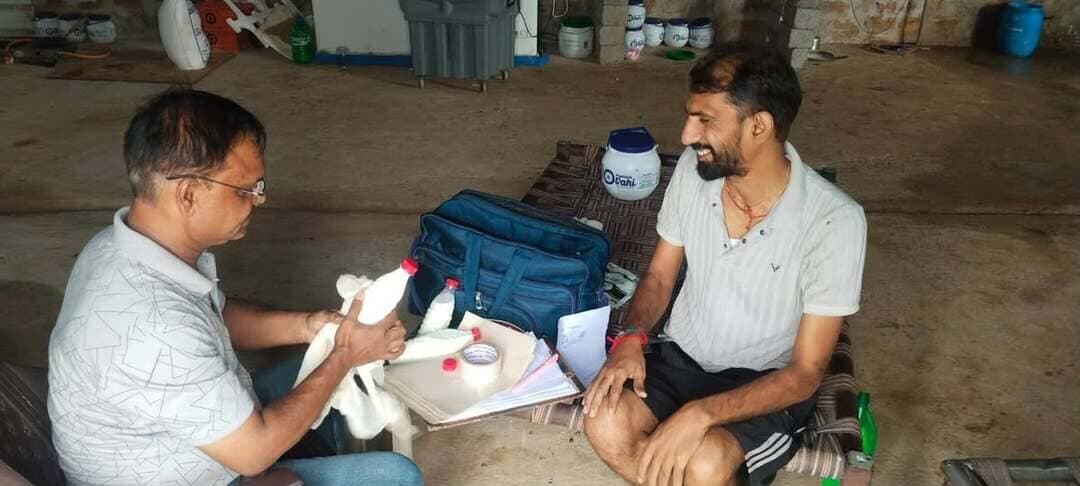 दूध एवं घी के लिये सैम्पल, बगैर लाईसेंस संचालन पर होगी कार्यवाही
-----
कलेक्टर सुश्री शीला दाहिमा के मार्गदर्शन में तथा मुुख्य चिकित्सा एवं स्वास्थ्य अधिकारी डॉ दिलीप सिकरवार के निर्देशन में खाद्य सुरक्षा विभाग द्वारा आमजन को मानक खाद्य सामग्री की उपलब्धता सुनिश्चित कराने के उद्देश्य से सतत् रूप से सैम्पल लेने की कार्यवाही की जा रही है।
खाद्य सुरक्षा अधिकारी श्री धमेन्द्र जैन ने बताया कि इसी क्रम में आज विजयपुर कस्बे के गोहटा रोड पर संचालित बैंजंती डेयरी फार्म से दूध और घी के सैम्पल लिये गये है। इसके साथ ही बगैर लाईसेंस के दूध एवं घी की पैकेजिंग पाये जाने पर खाद्य सुरक्षा और मानक अधिनियम 2006 की धारा 63 के तहत वैधानिक कार्यवाही की जायेगी। बगैर लाईसेंस के चल रहे डेयरी फार्म को भी तत्काल बंद कराया और बिना लाईसेंस डेयरी का संचालन नही करने के निर्देश दिये। दूध और घी के सैम्पल जांच के लिए राज्य खाद्य प्रयोगशाला भोपाल भेजे गये है।
-
CM Madhya Pradesh.
Jansampark Madhya Pradesh.
#JansamparkMP.
#sheopur.