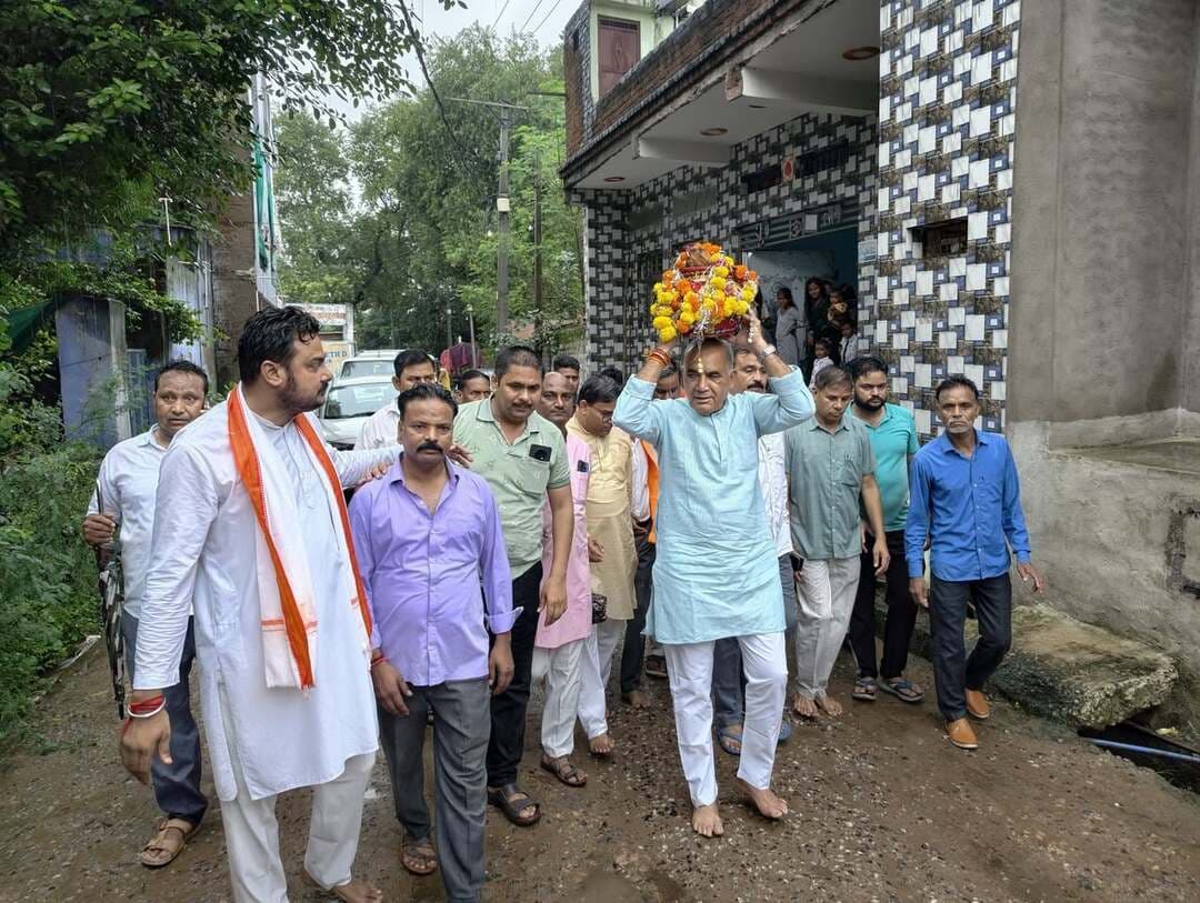 विजयपुर नगर में निकली भव्य कलश वंदन यात्रा
-----
संत शिरोमणि गुरु रविदास जी महाराज के 650वें जयंती वर्ष के पावन एवं ऐतिहासिक अवसर पर प्रदेश स्तरीय ‘समरसता संकल्प अभियान’ के अंतर्गत विजयपुर नगर में श्रद्धा, आस्था और उत्साह के साथ भव्य ‘कलश वंदन यात्रा’ का आयोजन किया गया।
इस अवसर पर वातावरण संत रविदास जी महाराज के जयघोषों से गुंजायमान हो उठा। पवित्र कलश का विधि-विधान से पूजन किया गया तथा संत शिरोमणि गुरु रविदास जी महाराज की तस्वीर पर माल्यार्पण कर श्रद्धासुमन अर्पित किए गए।
संत शिरोमणि गुरु रविदास जी महाराज का जीवन समानता, समरसता, सामाजिक न्याय, मानवता और भाईचारे का अनुपम संदेश है। उन्होंने अपने विचारों और कर्मों से समाज को यह मार्ग दिखाया कि मनुष्य की पहचान उसके जन्म से नहीं, बल्कि उसके कर्म और चरित्र से होती है। उनके आदर्श आज भी एक समतामूलक और सशक्त समाज के निर्माण की प्रेरणा देते हैं।
इस अवसर पर उपस्थित जनसमूह ने संत रविदास जी महाराज के आदर्शों को अपने जीवन में आत्मसात करने तथा समाज में सद्भाव, समरसता और एकता को और अधिक मजबूत बनाने का संकल्प लिया।
इस गरिमामय अवसर पर वन विकास निगम के अध्यक्ष श्री रामनिवास रावत, पूर्व विधायक श्री बाबूलाल मेवरा, सहरिया विकास प्राधिकरण के पूर्व अध्यक्ष श्री तुरसनपाल बरैया, भाजपा जिला महामंत्री श्री अरविंद सिंह जादौन, जिला अध्यक्ष पिछड़ा वर्ग मोर्चा श्री श्रीधर गुर्जर, जिला उपाध्यक्ष श्री परीक्षित धाकड़, नगर पंचायत अध्यक्ष विजयपुर श्री कमलेश कुशवाह, जिला सह-कोषाध्यक्ष श्री अखिलेश शर्मा, मंडल अध्यक्ष श्री शुभम मुदगल, अगरा मंडल अध्यक्ष श्री रामलखन कुशवाह, विजयपुर मंडल महामंत्री श्री हाकिम कुशवाह, श्री मुकेश जाटव, श्री लायकराम श्रीवास, श्री कैलाश सिरोठिया, श्री पप्पी शर्मा, श्री लालपति जाटव, श्री मुकेश जाटव, श्री प्रेम सिंह शाक्य, श्री नेपाली, श्री रामजी इंडियनगेन, श्री रमेश जाटव, श्री वकील जाटव, श्री दीप सिंह मौर्य सहित अन्य जनप्रतिनिधि, पदाधिकारी एवं गणमान्य नागरिक उपस्थित रहे।
कार्यक्रम का समापन विजयपुर नगर के वार्ड क्रमांक 07 में भारत रत्न, संविधान निर्माता बाबा साहेब डॉ. भीमराव अंबेडकर जी की प्रतिमा पर माल्यार्पण एवं प्रबुद्धजन संगोष्ठी के साथ किया गया।
-
CM Madhya Pradesh
Jansampark Madhya Pradesh
#JansamparkMP
#sheopur