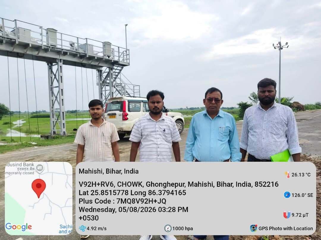 गंडौल से घोंघेपुर तक हजारों एकड़ में जलजमाव, फसल बर्बाद होने की शिकायत पर अधिकारियों ने किया स्थल निरीक्षण
महिषी/सहरसा: गंडौल से घोंघेपुर तक हजारों एकड़ कृषि भूमि में बाढ़ और बारिश का पानी जमा रहने की शिकायत पर जल निस्सरण विभाग के अधिकारियों ने 5 अगस्त को स्थल निरीक्षण किया। ग्रामीण कामेश यादव ने जिलाधिकारी को आवेदन देकर जलजमाव से निजात दिलाने की मांग की थी। उन्होंने बताया था कि जलजमाव के कारण धान और मक्का की फसल प्रभावित हो रही है। साथ ही लंबे समय तक पानी जमा रहने से बीमारी फैलने की आशंका भी बनी रहती है।
आवेदन के बाद विभागीय अधिकारियों ने मौके पर पहुंचकर वस्तुस्थिति की जांच की। निरीक्षण में पाया गया कि संबंधित क्षेत्र पश्चिमी कोसी तटबंध और कमला बलान बायां तटबंध के बीच स्थित है। यहां आंशिक जलजमाव की समस्या है। क्षेत्र से पानी निकासी का एकमात्र प्रमुख प्राकृतिक मार्ग गेहूँआ धार है।
अधिकारियों के अनुसार गेहूँआ धार पश्चिमी कोसी तटबंध के लगभग समानांतर बहती है और घोंघेपुर के पास कोसी नदी में मिलती है। वर्तमान में धार में जलकुंभी और गाद जमा होने के साथ कोसी नदी का जलस्तर भी अधिक है। इसके कारण पानी का बहाव बाधित हो गया है और आसपास के इलाके में जलजमाव बना हुआ है।
स्थल निरीक्षण के दौरान राजीव रंजन पांडेय, सहायक अभियंता, जल निस्सरण अवर प्रमंडल सुपौल; रमण रंजन, कनीय अभियंता, जल निस्सरण अवर प्रमंडल सुपौल; मनोज कुमार, कनीय अभियंता, जल निस्सरण अवर प्रमंडल सुपौल तथा दीपक कुमार, कनीय अभियंता, जल निस्सरण अवर प्रमंडल उदाकिशुनगंज मौजूद रहे।
विभाग की ओर से दिए गए प्रतिवेदन में कहा गया है कि बाढ़ अवधि समाप्त होने के बाद उच्चाधिकारियों के निर्देशानुसार आवश्यक कार्य कराया जाएगा। इसके बाद संबंधित क्षेत्र से जल निकासी की प्रक्रिया शुरू की जाएगी।