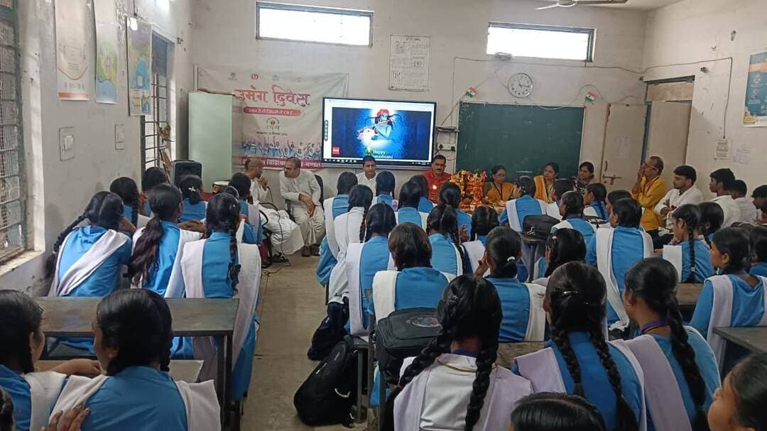 एकीकृत शासकीय हाईस्कूल बिंझिया में भक्तिभाव के साथ मनाया गया श्रीकृष्ण जन्माष्टमी उत्सव
एकीकृत शासकीय हाईस्कूल बिंझिया में भगवान श्रीकृष्ण के जन्मोत्सव श्रीकृष्ण जन्माष्टमी का पर्व बड़े ही हर्षोल्लास, उमंग एवं भक्तिभाव के साथ मनाया गया। कार्यक्रम का आयोजन विद्यालय के प्राचार्य श्री मुकेश कुमार पांडे के कुशल मार्गदर्शन में किया गया, जिसमें समस्त शिक्षक-शिक्षिकाओं एवं विद्यार्थियों ने उत्साहपूर्वक सहभागिता की।
कार्यक्रम का शुभारंभ भगवान श्रीकृष्ण की पूजा-अर्चना एवं दीप प्रज्वलन के साथ हुआ। इसके पश्चात विद्यार्थियों एवं शिक्षक-शिक्षिकाओं द्वारा “हरे राम, हरे कृष्णा” का सामूहिक कीर्तन किया गया। भक्तिमय कीर्तन से विद्यालय परिसर का वातावरण आध्यात्मिक एवं कृष्णमय हो गया। विद्यार्थियों ने पूरे उत्साह के साथ कीर्तन में सहभागिता की।
कार्यक्रम का मुख्य आकर्षण नन्हे विद्यार्थियों द्वारा राधा-कृष्ण का मनमोहक रूप धारण करना रहा। राधा और कृष्ण के रूप में सजे बच्चों ने सुंदर वेशभूषा, मुकुट, बांसुरी एवं आकर्षक श्रृंगार के साथ अपनी मनमोहक प्रस्तुति दी। बच्चों का यह स्वरूप सभी के लिए आकर्षण का केंद्र रहा और विद्यालय परिसर में उत्साह का वातावरण देखने को मिला।
इस अवसर पर प्राचार्य श्री मुकेश कुमार पांडे ने विद्यार्थियों को जन्माष्टमी पर्व की शुभकामनाएं देते हुए भगवान श्रीकृष्ण के जीवन एवं शिक्षाओं से प्रेरणा लेने का संदेश दिया। उन्होंने कहा कि श्रीकृष्ण ने अपने जीवन के माध्यम से हमें सत्य, धर्म, कर्तव्य, प्रेम, करुणा एवं कर्म के मार्ग पर चलने की प्रेरणा दी है। विद्यार्थियों को उनके आदर्शों को अपने जीवन में आत्मसात कर शिक्षा के साथ अच्छे संस्कारों को भी अपनाना चाहिए। विद्यालय के समस्त शिक्षक-शिक्षिकाओं ने विद्यार्थियों का उत्साहवर्धन करते हुए उनकी सांस्कृतिक प्रस्तुतियों की सराहना की। कार्यक्रम में विद्यार्थियों ने अनुशासन एवं उत्साह के साथ भाग लिया तथा अपनी प्रतिभा का सुंदर प्रदर्शन किया।
हरे राम, हरे कृष्णा के भक्तिमय कीर्तन, श्रीकृष्ण के गीतों, मनमोहक नृत्य प्रस्तुतियों एवं राधा-कृष्ण के रूप में सजे नन्हे विद्यार्थियों ने पूरे विद्यालय परिसर को भक्तिभाव और उल्लास से भर दिया। इस आयोजन ने विद्यार्थियों को भारतीय संस्कृति, परंपरा एवं धार्मिक मूल्यों से जुड़ने का अवसर प्रदान किया।
अंत में भगवान श्रीकृष्ण का स्मरण करते हुए कार्यक्रम का समापन किया गया। विद्यार्थियों ने श्रीकृष्ण की बाल लीलाओं, राधा-कृष्ण के प्रेम एवं भक्ति तथा भगवान श्रीकृष्ण के जीवन से जुड़े प्रसंगों को गीत और नृत्य के माध्यम से प्रस्तुत किया। विद्यालय परिवार द्वारा सभी श्रीकृष्ण जन्माष्टमी की हार्दिक शुभकामनाएं प्रेषित की गईं। जन्माष्टमी कार्यक्रम में इस्कॉन ग्रुप की भी सहभागिता रही।
Jansampark Madhya Pradesh
CM Madhya Pradesh
#mandla
Department of School Education, Madhya Pradesh