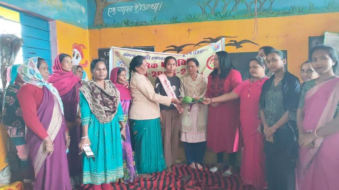 मोहगांव आंगनबाड़ी केंद्र में पोषण एवं बेटी बचाओ-बेटी पढ़ाओ जागरूकता सत्र आयोजित
मिशन पोषण गतिविधियों एवं बेटी बचाओ-बेटी पढ़ाओ योजना के अंतर्गत आंगनबाड़ी केंद्र मोहगांव, विकासखंड मवई, तहसील बिछिया में जागरूकता सत्र आयोजित किया गया। वन स्टॉप सेंटर प्रशासक सुश्री प्रेरणा मर्सकोले ने वन स्टॉप सेंटर के माध्यम से उपलब्ध कराई जाने वाली छह प्रकार की सहायता सेवाओं की जानकारी दी। उन्होंने महिला हेल्पलाइन 181, चाइल्ड हेल्पलाइन 1098 तथा साइबर अपराध हेल्पलाइन 1930 के बारे में भी जागरूक किया। कार्यक्रम में पोषण पर जानकारी देते हुए स्थानीय पौष्टिक खाद्य पदार्थों, विभिन्न भाजियों, फलों, मोटे अनाज, अनाज एवं दालों के पोषण महत्व के बारे में बताया गया। एनीमिया से बचाव, स्तनपान को बढ़ावा देने, माहवारी स्वच्छता तथा नियमित रूप से स्वास्थ्य केंद्र जाकर हीमोग्लोबिन एवं एनीमिया की जांच कराने की सलाह दी गई। इसके साथ ही प्रधानमंत्री मातृ वंदना योजना एवं गर्भवती और स्तनपान कराने वाली माताओं के लिए जननी सुरक्षा योजना सहित विभिन्न शासकीय योजनाओं की जानकारी देते हुए पात्र हितग्राहियों को लाभ लेने की प्रक्रिया समझाई गई।
पैरालीगल वालेंटियर श्रीमती शिखा श्रीवास्तव ने निःशुल्क विधिक सहायता योजना, हिट एंड रन योजना, पीड़ित प्रतिकर योजना, आशा योजना, लोक अदालत एवं जनोपयोगी लोक अदालत के संबंध में जानकारी दी। कार्यक्रम के अंत में प्रश्नोत्तरी आयोजित की गई, जिसमें उत्कृष्ट प्रदर्शन करने वाली श्रीमती राजेश्वरी खैरवार को पुरस्कार देकर सम्मानित किया गया।
Jansampark Madhya Pradesh
CM Madhya Pradesh
#mandla