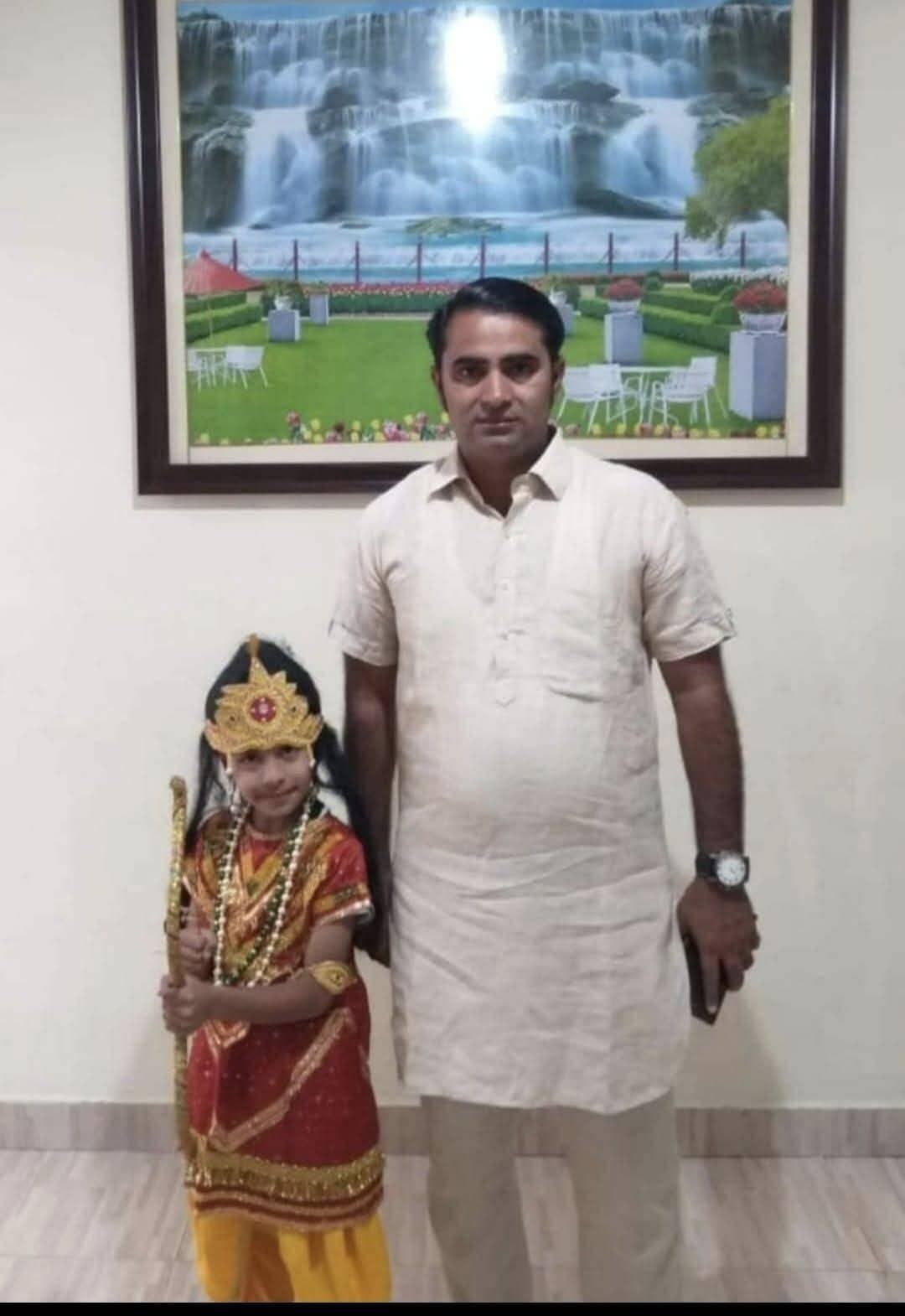 फ़ोटो में आप जिन्हें देख रहे हैं उनका नाम है जियाउल रहमान, जियाउल ग्राम भमरौला में ग्राम प्रधानपति भी हैं
फ़ोटो में जिस बच्चे को कन्हैया के रूप में देख रहे हैं वो जियाउल जी का ही पुत्र है, बच्चे का नाम जैनुल रहमान है
अनेकता में एकता ही भारत की पहचान है @followers