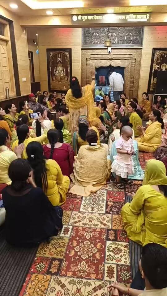 कृष्ण जन्माष्टमी के अवसर पर भुरु नाग देवता मंदिर में कृष्ण भक्ति में लीन हुए लोग