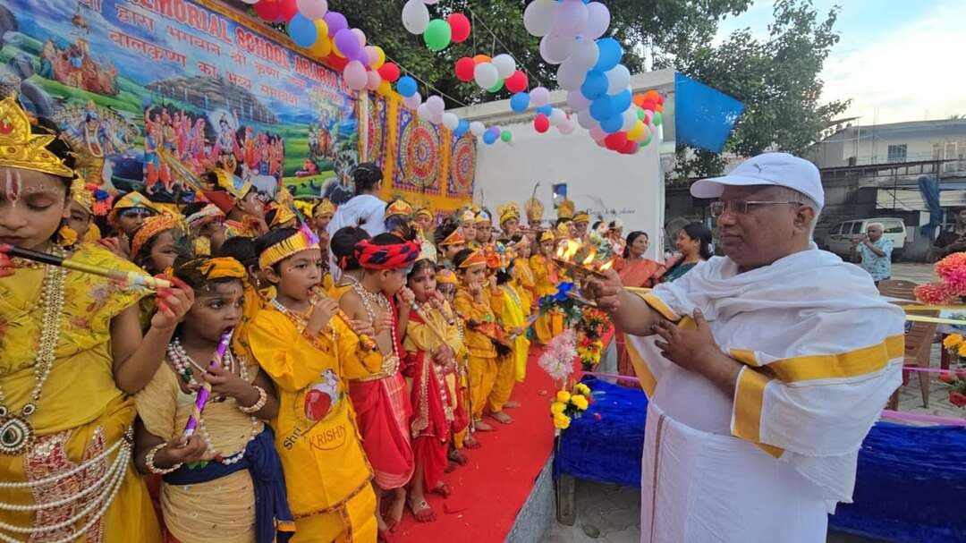 मोहिनी देवी मेमोरियल स्कूल में हर्षोल्लास से मना कृष्ण जन्मोत्सव
मोहिनी देवी मेमोरियल स्कूल परिसर में श्रीकृष्ण जन्मोत्सव श्रद्धा और उत्साह के साथ मनाया गया। इस अवसर पर नर्सरी से तृतीय वर्ग तक के करीब 75 छात्र-छात्राओं ने श्रीकृष्ण, राधा और विभिन्न पौराणिक पात्रों का स्वरूप धारण कर आकर्षक झांकियां प्रस्तुत कीं। बच्चों की प्रस्तुतियों ने कार्यक्रम में मौजूद अभिभावकों और अन्य लोगों का ध्यान आकर्षित किया।
अररिया। अररिया स्थित मोहिनी देवी मेमोरियल स्कूल में प्रत्येक वर्ष की तरह इस वर्ष भी श्रीकृष्ण जन्मोत्सव का आयोजन किया गया। कार्यक्रम में विद्यालय के नर्सरी से लेकर तृतीय वर्ग तक के लगभग 75 छात्र-छात्राओं ने भाग लिया। बच्चों ने श्रीकृष्ण, राधा सहित विभिन्न पौराणिक स्वरूप धारण कर झांकियां प्रस्तुत कीं।
कार्यक्रम का शुभारंभ वैदिक मंत्रोच्चार के साथ किया गया। इसके बाद कुंज बिहारी की आरती आयोजित हुई। कार्यक्रम में उपस्थित माताओं और अभिभावकों ने भगवान श्रीकृष्ण की आरती कर तिलक लगाया। भजनों की प्रस्तुति के दौरान विद्यालय परिसर भक्तिमय वातावरण में दिखाई दिया।
झांकियों में शामिल बच्चों ने पारंपरिक वेशभूषा और पौराणिक पात्रों के स्वरूप के माध्यम से अपनी प्रस्तुतियां दीं। बच्चों के कृष्ण और राधा स्वरूप को देखने के लिए अभिभावकों में विशेष उत्साह देखा गया। विद्यालय परिसर में आयोजित इस कार्यक्रम में बड़ी संख्या में अभिभावक मौजूद रहे।
विद्यालय के निदेशक डॉ. संजय प्रधान ने बच्चों को संबोधित करते हुए भगवान श्रीकृष्ण के जीवन और उनके आदर्शों से प्रेरणा लेने की बात कही। उन्होंने कहा कि बच्चों को जीवन में अच्छे संस्कारों और सकारात्मक मूल्यों को अपनाने का प्रयास करना चाहिए।
कार्यक्रम के दौरान झांकी में भाग लेने वाले सभी बच्चों को प्रोत्साहित करने के लिए कॉपी, पेंसिल बॉक्स, पेंसिल और मिठाई प्रदान की गई। आयोजन का उद्देश्य बच्चों को भारतीय संस्कृति और धार्मिक परंपराओं से परिचित कराना भी रहा।
कार्यक्रम में डॉ. बी.एन. झा, महेश केडिया, विजय केडिया, ओम शांति की लाडली बहन और अनिल शाह सहित अन्य लोग उपस्थित रहे। कार्यक्रम का मंच संचालन अर्जुन कुमार झा ने किया।
इस अवसर पर विद्यालय के शिक्षक-शिक्षिकाएं, कर्मचारी और बड़ी संख्या में अभिभावक मौजूद रहे। कार्यक्रम के दौरान बच्चों की प्रस्तुतियों को अभिभावकों ने सराहा और आयोजन के माध्यम से बच्चों में सांस्कृतिक एवं पारंपरिक मूल्यों के प्रति जागरूकता बढ़ाने की बात कही गई।
#NavBihar24 #ArariaNews #BiharNews #KrishnaJanmashtami #JanmashtamiCelebration #MohiniDeviMemorialSchool #HindiNews #LocalNews #EducationNews #Araria