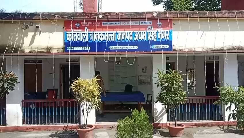 उत्तराखंड: ऊधमसिंहनगर में बड़ा एक्शन, 39 लाख की स्मैक और अवैध हथियार के साथ शातिर तस्कर गिरफ्तार
नानकमत्ता (ऊधमसिंहनगर):
जनपद में नशे के सौदागरों के खिलाफ चलाए जा रहे ‘ऑपरेशन प्रहार’ के तहत नानकमत्ता पुलिस ने एक बड़ी सफलता हासिल की है। वरिष्ठ पुलिस अधीक्षक (एसएसपी) अजय गणपति के सख्त निर्देशों के अनुपालन में पुलिस ने डेम पार क्षेत्र से 130.04 ग्राम स्मैक और अवैध असलहे के साथ एक शातिर तस्कर को धर दबोचा है। बरामद की गई स्मैक की अंतरराष्ट्रीय बाजार में अनुमानित कीमत करीब 39 लाख रुपये आंकी गई है।
