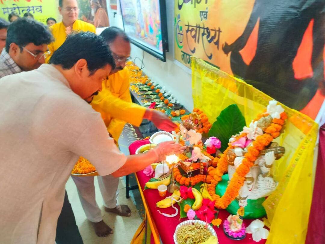 #गुना - सांदीपनि विद्यालय में मनाया गया श्रीकृष्ण जन्मोत्सव
शासकीय मॉडल उच्चतर माध्यमिक विद्यालय सांदीपनि, गुना में भगवान श्रीकृष्ण जन्मोत्सव के अवसर पर चार दिवसीय कार्यक्रमों का आयोजन किया गया। कार्यक्रम मध्यप्रदेश शासन, स्कूल शिक्षा विभाग के निर्देशानुसार कलेक्टर श्री किशोर कुमार कन्याल की प्रेरणा एवं जिला शिक्षा अधिकारी श्री एस.एस. राठौर के मार्गदर्शन में आयोजित हुए।
विद्यालय का नाम भगवान श्रीकृष्ण के गुरु महर्षि सांदीपनि के नाम पर होने के कारण आयोजन को विशेष रूप दिया गया। कार्यक्रमों में विद्यार्थियों को भगवान श्रीकृष्ण के जीवन, शिक्षाओं एवं जीवन-मूल्यों से परिचित कराने के साथ विभिन्न गतिविधियां आयोजित की गईं।
पहले दिन श्रीकृष्ण की शिक्षाओं एवं बाल लीलाओं पर व्याख्यान हुआ। विद्यार्थियों को उनके जीवन-दर्शन, नेतृत्व क्षमता, कर्तव्यबोध और सकारात्मक सोच के बारे में जानकारी दी गई। दूसरे एवं तीसरे दिन विद्यार्थियों ने कंस वध, कालिया मर्दन, गोवर्धन पर्वत धारण और रासलीला सहित विभिन्न प्रसंगों पर आधारित प्रस्तुतियां दीं।
चौथे दिन भगवान श्रीकृष्ण का पूजन एवं भव्य झांकी के साथ जन्मोत्सव मनाया गया। इस दौरान विद्यालय परिसर में उत्साह और भक्तिमय वातावरण रहा।
विद्यालय के प्राचार्य श्री आशीष टांटिया ने विद्यार्थियों एवं शिक्षकों को शुभकामनाएं देते हुए कहा कि भगवान श्रीकृष्ण का जीवन ज्ञान, कर्म, साहस, नेतृत्व और कर्तव्यबोध की प्रेरणा देता है। उन्होंने विद्यार्थियों से श्रीकृष्ण के जीवन-मूल्यों को अपने जीवन में अपनाने का आह्वान किया। कार्यक्रम में विद्यालय के विद्यार्थियों एवं शिक्षकों ने उत्साहपूर्वक सहभागिता की।
#Guna CM Madhya Pradesh Jansampark Madhya Pradesh Gwalior Commissioner Panchayat, Rural Development and Social Welfare Department of Madhya Pradesh Department of School Education, Madhya Pradesh