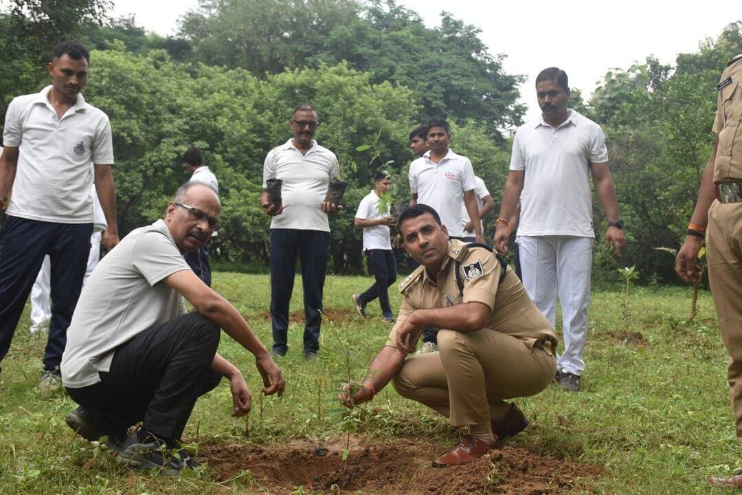 #मुरैना: श्रीकृष्ण जन्माष्टमी के पावन अवसर पर 5वीं वाहिनी विसबल, मुरैना परिसर में पर्यावरण संरक्षण एवं हरित परिसर के उद्देश्य से वृहद पौधारोपण कार्यक्रम आयोजित किया गया।
पुलिस अधीक्षक मुरैना श्री धर्मराज (भा.पु.से.) के नेतृत्व में 05वी वाहिनी के अधिकारियों एवं कर्मचारियों ने विभिन्न प्रजातियों के पौधे रोपित कर उनके संरक्षण एवं संवर्धन का संकल्प लिया। Home Department of Madhya Pradesh Jansampark Madhya Pradesh Madhya Pradesh Police IGP Chambal Zone PRO Morena Breaking
