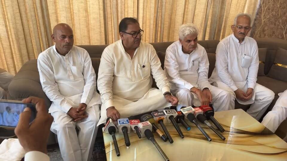 होडल में INLD सुप्रीमो अभय चौटाला की प्रेस कॉन्फ्रेंस | सरकार पर जमकर बरसे अभय चौटाला
🔥
होडल में गरजे अभय चौटाला!
प्रेस कॉन्फ्रेंस में बड़ा हमला
Haryana Voice Palwal Inld Haryana
#AbhayChautala
#INLD
#Hodal
#PalwalNews
#HaryanaNews
