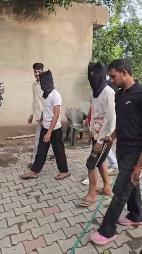 डेढ़ साल पुरानी वाहन चोरी की वारदात सुलझी, पंचकूला पुलिस ने 2 फरार आरोपियों को दबोचा, चोरी की बाइक बरामद कर भेजा जेल
पंचकूला/ 4 सितंबर: पुलिस कमिश्नर आईपीएस पंकज नैन के निर्देशानुसार पंचकूला पुलिस द्वारा वाहन चोरी की वारदातों पर प्रभावी अंकुश लगाने और लंबे समय से अनसुलझे मामलों को सुलझाने के लिए लगातार कार्रवाई की जा रही है।
इसी कड़ी में क्राइम ब्रांच-2 पंचकूला की टीम ने करीब डेढ़ साल पुरानी मोटरसाइकिल चोरी की वारदात को सुलझाते हुए 2 आरोपियों को गिरफ्तार किया है। पुलिस ने आरोपियों के कब्जे से एक मोटरसाइकिल भी बरामद की है। गिरफ्तार आरोपियों की पहचान गुंजन बजाज उर्फ मोन्टी (33) निवासी यमुनानगर तथा आदित्य सिंह उर्फ राजू (25) निवासी सेक्टर-25, पंचकूला के रूप में हुई है।
डीसीपी क्राइम एंड ट्रैफिक आईपीएस अमरिंदर सिंह के अनुसार, शिकायतकर्ता ने 16 फरवरी 2026 को एमडीसी थाना में शिकायत दी थी कि उनसे बाइक को 19 जनवरी 2025 को जीएच-6 की पार्किंग में खड़ा किया गया था, जो बाद में वहां से चोरी मिली। सूचना के आधार पर भारतीय न्याय संहिता की धारा 305 के तहत मामला दर्ज किया गया था।
क्राइम ब्रांच-2 की टीम ने इंचार्ज प्रवीण मलिक की अगुवाई में 3 सितंबर 2026 को गुप्त सूचना के आधार पर गुंजन बजाज उर्फ मोन्टी और आदित्य सिंह उर्फ राजू को काबू किया गया। पुलिस ने आरोपियों के कब्जे से एक बिना नंबर प्लेट वाली मोटरसाइकिल भी बरामद की। दोनों गिरफ्तार आरोपियों को आज न्यायिक हिरासत भेज दिया गया है।