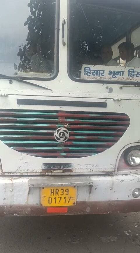 *पुलिस अधीक्षक हिसार के निर्देशानुसार यातायात प्रभारी इंस्पेक्टर चंद्रभान द्वारा नागरिक अस्पताल चौक के पास दो प्राइवेट बसों पर प्रेशर होरन लगाने पर अलग–₹10000 का चालान किया*