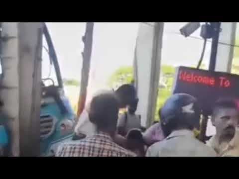 കൊച്ചി: കുമ്പളം ടോൾ പ്ലാസയിൽ സ്വകാര്യ ബസ് ഇടിച്ചുകയറി 23 യാത്രക്കാർക്ക് പരിക്ക്.