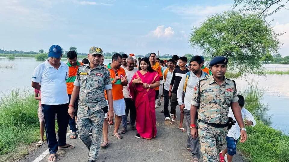 मोहनिया में बाढ़ के बाद SDRF की टीम पहुंची,विधायक संगीता कुमारी ने लिया स्थिति का जायजा...