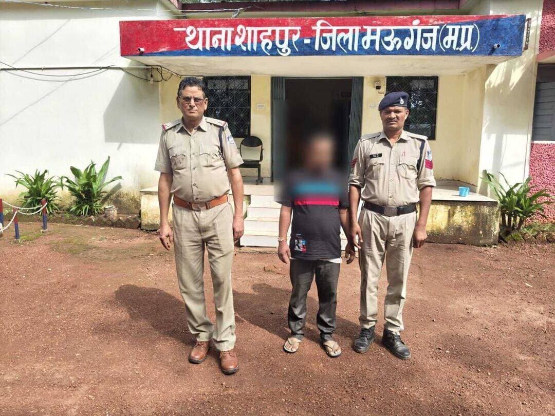 *हत्या के प्रयास के मामले में शाहपुर पुलिस की बड़ी कार्रवाई, आरोपी गिरफ्तार कर भेजा जेल*
मऊगंज। थाना शाहपुर पुलिस ने हत्या के प्रयास के मामले में फरार चल रहे आरोपी को गिरफ्तार कर न्यायालय में पेश किया, जहां से उसे जेल भेज दिया गया। पुलिस की इस कार्रवाई को अपराधियों के विरुद्ध चल रही कार्रवाई के तहत महत्वपूर्ण सफलता माना जा रहा है।पुलिस के अनुसार, 31 जुलाई 2026 को फरियादी की रिपोर्ट पर थाना शाहपुर में अपराध क्रमांक 285/26 दर्ज कर भारतीय न्याय संहिता (BNS) की धारा 296(2), 115(2), 118(1) एवं 351(3) के तहत प्रकरण पंजीबद्ध कर विवेचना शुरू की गई थी। विवेचना के दौरान फरियादी की मेडिकल रिपोर्ट प्राप्त होने के बाद मामले में धारा 118(2) एवं 109 बीएनएस की बढ़ोतरी की गई।
मामले की जांच के दौरान पुलिस ने 03 सितंबर 2026 को आरोपी हरिशंकर गौतम उर्फ प्रमोद, पिता हनुमान प्रसाद गौतम, उम्र 35 वर्ष, निवासी कौआढान गौतमान, थाना शाहपुर, जिला मऊगंज को गिरफ्तार कर लिया।गिरफ्तारी के बाद आरोपी को 04 सितंबर 2026 को न्यायालय के समक्ष पेश किया गया, जहां से उसे जेल भेज दिया गया।
यह कार्रवाई पुलिस अधीक्षक मऊगंज सुरेन्द्र कुमार जैन के निर्देशन में, अतिरिक्त पुलिस अधीक्षक श्री शशिकांत सरयाम एवं एसडीओपी मऊगंज श्रीमती सचि पाठक के मार्गदर्शन में तथा थाना प्रभारी शाहपुर उपनिरीक्षक रामदीन सिंह के नेतृत्व में की गई।
*इनकी रही सराहनीय भूमिका*
आरोपी की गिरफ्तारी में उपनिरीक्षक रामदीन सिंह, थाना प्रभारी शाहपुर, सउनि रामनरेश पटेल, प्रधान आरक्षक 04 अभिषेक मिश्रा, प्रधान आरक्षक 109 धर्मपाल सिंह, प्रधान आरक्षक 66 कमलेश यादव, प्रधान आरक्षक 106 कुंजल रावत, आरक्षक 31 निलेश तिवारी एवं आरक्षक 165 निर्भय सिंह की महत्वपूर्ण भूमिका रही।