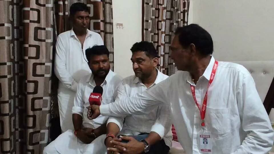 पीलीबंगा के विकास का खींचा खाका: मंडी की समस्याओं का होगा निस्तारण, 12 बीघा में बनेगा बड़ा अस्पताल—विधायक गोठवाल
* वार्ड 12, 13, 14 और 15 के कांग्रेस प्रत्याशियों के संयुक्त कार्यालय का हुआ शुभारंभ
* पीलीबंगा, रावतसर और गोलूवाला में कांग्रेस का बोर्ड बनने का दावा
#Lalbahadurbhakhar #pilibangannews #नगर_पालिका #LetestUpdate #BreakingNews #VinodGothwal
पीलीबंगा। स्थानीय विधायक विनोद कुमार गोठवाल ने कहा कि पीलीबंगा कस्बे और कृषि उपज मंडी क्षेत्र की विभिन्न समस्याओं का प्राथमिकता के आधार पर स्थायी निस्तारण किया जाएगा। शहर को आधुनिक और सर्वसुविधायुक्त बनाना उनकी शीर्ष प्राथमिकता है। विधायक गोठवाल नगर पालिका चुनाव के तहत वार्ड नंबर 12, 13, 14 और 15 के कांग्रेस प्रत्याशियों के संयुक्त चुनाव कार्यालय के उद्घाटन अवसर पर आयोजित जनसभा को संबोधित कर रहे थे।
विधायक ने कहा कि पीलीबंगा में बेहतर और आधुनिक चिकित्सा सुविधाओं के विस्तार के लिए सिंचाई विभाग की 12 बीघा भूमि पर एक बड़े सरकारी अस्पताल के निर्माण की मांग शासन स्तर पर रखी गई है। स्वीकृति मिलते ही इसका निर्माण कार्य शुरू करवा दिया जाएगा, जिससे क्षेत्रवासियों को इलाज के लिए बाहर नहीं जाना पड़ेगा। उन्होंने कहा कि मंडी क्षेत्र व्यापारियों और किसानों के लिए अत्यंत महत्वपूर्ण है, इसलिए यहां की आंतरिक सड़कों, सफाई, रोशनी और व्यापारिक सुगमता से जुड़ी तमाम समस्याओं को जल्द हल किया जाएगा। इसके साथ ही पूरे शहर में जल निकासी (ड्रेनेज), बिजली आपूर्ति और पेयजल की किल्लत को दूर करने के लिए ठोस कदम उठाए जाएंगे। गोठवाल ने दावा किया कि पीलीबंगा, रावतसर और गोलूवाला में जनता के समर्थन से कांग्रेस पार्टी पूर्ण बहुमत का बोर्ड बनाएगी।
समारोह में चारों वार्डों के कांग्रेस प्रत्याशियों ने भी अपने विचार साझा किए:
वार्ड 12 से कांग्रेस प्रत्याशी सेवक सिंह का कहना है कि वार्ड में स्वच्छता, नालियों के निर्माण और जनसमस्याओं के त्वरित समाधान को अपनी प्राथमिकता बताया।
वार्ड 13 से कांग्रेस प्रत्याशी भँवर नांदिवाल ने कहा कि वार्ड 13 में मूलभूत नागरिक सुविधाओं का कोई अभाव नहीं रहने दिया जाएगा और क्षेत्र का योजनाबद्ध विकास होगा।
वार्ड 14 से कांग्रेस प्रत्याशी विजय कुमार रावण ने बताया कि वार्ड को आदर्श वार्ड बनाने, जलभराव की समस्या के स्थायी समाधान और समुचित पथ प्रकाश व्यवस्था पर बल दिया।
वार्ड 15 की कांग्रेस प्रत्याशी परविंदर कौर का कहना है कि शुद्ध पेयजल की नियमित आपूर्ति, वार्ड के सौंदर्यीकरण और महिला सशक्तिकरण से जुड़े मुद्दों को मजबूती से उठाने का भरोसा दिलाया।
सभी प्रत्याशियों ने वार्डवासियों से विकास की गति को तेज करने के लिए कांग्रेस के पक्ष में मतदान करने की अपील की। कार्यक्रम में बड़ी संख्या में स्थानीय कांग्रेस पदाधिकारी, कार्यकर्ता और गणमान्य नागरिक मौजूद रहे। Part 15