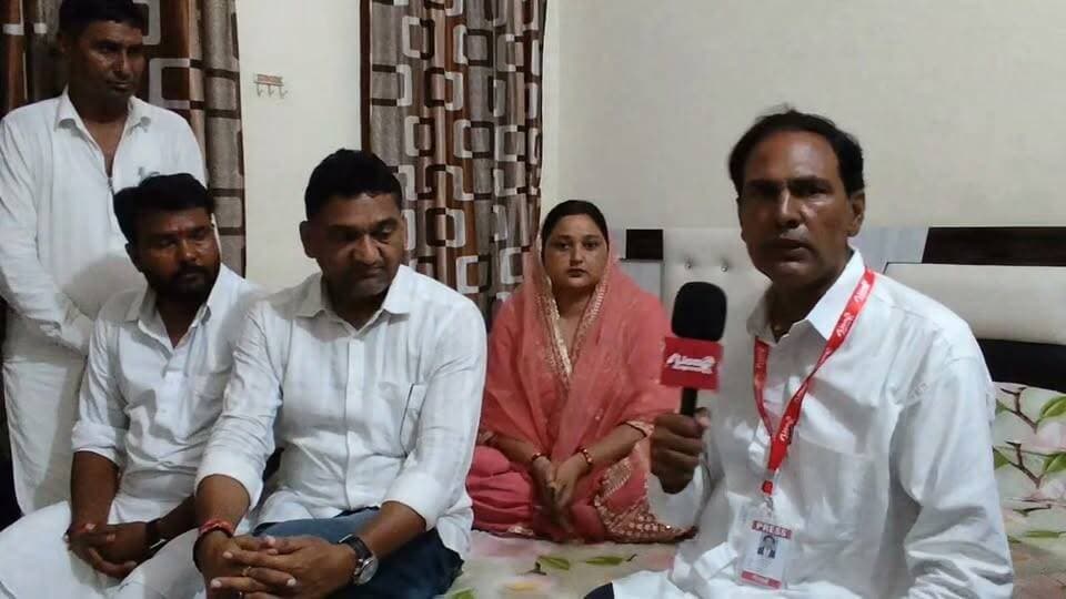 पीलीबंगा के विकास का खींचा खाका: मंडी की समस्याओं का होगा निस्तारण, 12 बीघा में बनेगा बड़ा अस्पताल—विधायक गोठवाल
* वार्ड 12, 13, 14 और 15 के कांग्रेस प्रत्याशियों के संयुक्त कार्यालय का हुआ शुभारंभ
* पीलीबंगा, रावतसर और गोलूवाला में कांग्रेस का बोर्ड बनने का दावा
#Lalbahadurbhakhar #pilibangannews #नगर_पालिका #LetestUpdate #BreakingNews #VinodGothwal
पीलीबंगा। स्थानीय विधायक विनोद कुमार गोठवाल ने कहा कि पीलीबंगा कस्बे और कृषि उपज मंडी क्षेत्र की विभिन्न समस्याओं का प्राथमिकता के आधार पर स्थायी निस्तारण किया जाएगा। शहर को आधुनिक और सर्वसुविधायुक्त बनाना उनकी शीर्ष प्राथमिकता है। विधायक गोठवाल नगर पालिका चुनाव के तहत वार्ड नंबर 12, 13, 14 और 15 के कांग्रेस प्रत्याशियों के संयुक्त चुनाव कार्यालय के उद्घाटन अवसर पर आयोजित जनसभा को संबोधित कर रहे थे।
विधायक ने कहा कि पीलीबंगा में बेहतर और आधुनिक चिकित्सा सुविधाओं के विस्तार के लिए सिंचाई विभाग की 12 बीघा भूमि पर एक बड़े सरकारी अस्पताल के निर्माण की मांग शासन स्तर पर रखी गई है। स्वीकृति मिलते ही इसका निर्माण कार्य शुरू करवा दिया जाएगा, जिससे क्षेत्रवासियों को इलाज के लिए बाहर नहीं जाना पड़ेगा। उन्होंने कहा कि मंडी क्षेत्र व्यापारियों और किसानों के लिए अत्यंत महत्वपूर्ण है, इसलिए यहां की आंतरिक सड़कों, सफाई, रोशनी और व्यापारिक सुगमता से जुड़ी तमाम समस्याओं को जल्द हल किया जाएगा। इसके साथ ही पूरे शहर में जल निकासी (ड्रेनेज), बिजली आपूर्ति और पेयजल की किल्लत को दूर करने के लिए ठोस कदम उठाए जाएंगे। गोठवाल ने दावा किया कि पीलीबंगा, रावतसर और गोलूवाला में जनता के समर्थन से कांग्रेस पार्टी पूर्ण बहुमत का बोर्ड बनाएगी।
समारोह में चारों वार्डों के कांग्रेस प्रत्याशियों ने भी अपने विचार साझा किए:
वार्ड 12 से कांग्रेस प्रत्याशी सेवक सिंह का कहना है कि वार्ड में स्वच्छता, नालियों के निर्माण और जनसमस्याओं के त्वरित समाधान को अपनी प्राथमिकता बताया।
वार्ड 13 से कांग्रेस प्रत्याशी भँवर नांदिवाल ने कहा कि वार्ड 13 में मूलभूत नागरिक सुविधाओं का कोई अभाव नहीं रहने दिया जाएगा और क्षेत्र का योजनाबद्ध विकास होगा।
वार्ड 14 से कांग्रेस प्रत्याशी विजय कुमार रावण ने बताया कि वार्ड को आदर्श वार्ड बनाने, जलभराव की समस्या के स्थायी समाधान और समुचित पथ प्रकाश व्यवस्था पर बल दिया।
वार्ड 15 की कांग्रेस प्रत्याशी परविंदर कौर का कहना है कि शुद्ध पेयजल की नियमित आपूर्ति, वार्ड के सौंदर्यीकरण और महिला सशक्तिकरण से जुड़े मुद्दों को मजबूती से उठाने का भरोसा दिलाया।
सभी प्रत्याशियों ने वार्डवासियों से विकास की गति को तेज करने के लिए कांग्रेस के पक्ष में मतदान करने की अपील की। कार्यक्रम में बड़ी संख्या में स्थानीय कांग्रेस पदाधिकारी, कार्यकर्ता और गणमान्य नागरिक मौजूद रहे। Part 14