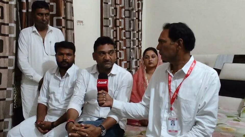 पीलीबंगा के विकास का खींचा खाका: मंडी की समस्याओं का होगा निस्तारण, 12 बीघा में बनेगा बड़ा अस्पताल—विधायक गोठवाल
* वार्ड 12, 13, 14 और 15 के कांग्रेस प्रत्याशियों के संयुक्त कार्यालय का हुआ शुभारंभ
* पीलीबंगा, रावतसर और गोलूवाला में कांग्रेस का बोर्ड बनने का दावा
#Lalbahadurbhakhar #pilibangannews #नगर_पालिका #LetestUpdate #BreakingNews #VinodGothwal
पीलीबंगा। स्थानीय विधायक विनोद कुमार गोठवाल ने कहा कि पीलीबंगा कस्बे और कृषि उपज मंडी क्षेत्र की विभिन्न समस्याओं का प्राथमिकता के आधार पर स्थायी निस्तारण किया जाएगा। शहर को आधुनिक और सर्वसुविधायुक्त बनाना उनकी शीर्ष प्राथमिकता है। विधायक गोठवाल नगर पालिका चुनाव के तहत वार्ड नंबर 12, 13, 14 और 15 के कांग्रेस प्रत्याशियों के संयुक्त चुनाव कार्यालय के उद्घाटन अवसर पर आयोजित जनसभा को संबोधित कर रहे थे।
विधायक ने कहा कि पीलीबंगा में बेहतर और आधुनिक चिकित्सा सुविधाओं के विस्तार के लिए सिंचाई विभाग की 12 बीघा भूमि पर एक बड़े सरकारी अस्पताल के निर्माण की मांग शासन स्तर पर रखी गई है। स्वीकृति मिलते ही इसका निर्माण कार्य शुरू करवा दिया जाएगा, जिससे क्षेत्रवासियों को इलाज के लिए बाहर नहीं जाना पड़ेगा। उन्होंने कहा कि मंडी क्षेत्र व्यापारियों और किसानों के लिए अत्यंत महत्वपूर्ण है, इसलिए यहां की आंतरिक सड़कों, सफाई, रोशनी और व्यापारिक सुगमता से जुड़ी तमाम समस्याओं को जल्द हल किया जाएगा। इसके साथ ही पूरे शहर में जल निकासी (ड्रेनेज), बिजली आपूर्ति और पेयजल की किल्लत को दूर करने के लिए ठोस कदम उठाए जाएंगे। गोठवाल ने दावा किया कि पीलीबंगा, रावतसर और गोलूवाला में जनता के समर्थन से कांग्रेस पार्टी पूर्ण बहुमत का बोर्ड बनाएगी।
समारोह में चारों वार्डों के कांग्रेस प्रत्याशियों ने भी अपने विचार साझा किए:
वार्ड 12 से कांग्रेस प्रत्याशी सेवक सिंह का कहना है कि वार्ड में स्वच्छता, नालियों के निर्माण और जनसमस्याओं के त्वरित समाधान को अपनी प्राथमिकता बताया।
वार्ड 13 से कांग्रेस प्रत्याशी भँवर नांदिवाल ने कहा कि वार्ड 13 में मूलभूत नागरिक सुविधाओं का कोई अभाव नहीं रहने दिया जाएगा और क्षेत्र का योजनाबद्ध विकास होगा।
वार्ड 14 से कांग्रेस प्रत्याशी विजय कुमार रावण ने बताया कि वार्ड को आदर्श वार्ड बनाने, जलभराव की समस्या के स्थायी समाधान और समुचित पथ प्रकाश व्यवस्था पर बल दिया।
वार्ड 15 की कांग्रेस प्रत्याशी परविंदर कौर का कहना है कि शुद्ध पेयजल की नियमित आपूर्ति, वार्ड के सौंदर्यीकरण और महिला सशक्तिकरण से जुड़े मुद्दों को मजबूती से उठाने का भरोसा दिलाया।
सभी प्रत्याशियों ने वार्डवासियों से विकास की गति को तेज करने के लिए कांग्रेस के पक्ष में मतदान करने की अपील की। कार्यक्रम में बड़ी संख्या में स्थानीय कांग्रेस पदाधिकारी, कार्यकर्ता और गणमान्य नागरिक मौजूद रहे। Part 13