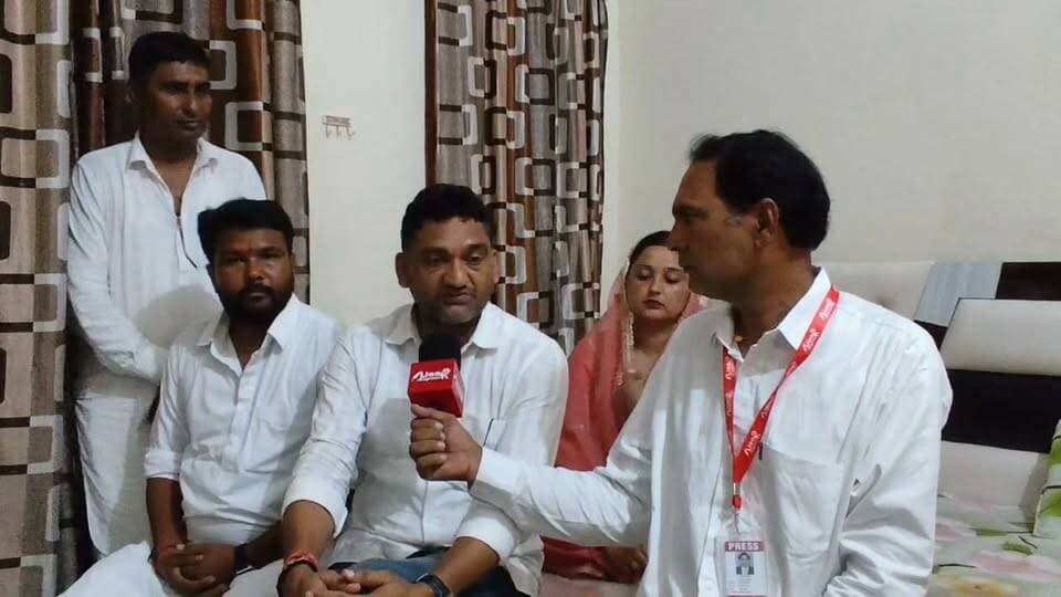 पीलीबंगा के विकास का खींचा खाका: मंडी की समस्याओं का होगा निस्तारण, 12 बीघा में बनेगा बड़ा अस्पताल—विधायक गोठवाल
* वार्ड 12, 13, 14 और 15 के कांग्रेस प्रत्याशियों के संयुक्त कार्यालय का हुआ शुभारंभ
* पीलीबंगा, रावतसर और गोलूवाला में कांग्रेस का बोर्ड बनने का दावा
#Lalbahadurbhakhar #pilibangannews #नगर_पालिका #LetestUpdate #BreakingNews #VinodGothwal
पीलीबंगा। स्थानीय विधायक विनोद कुमार गोठवाल ने कहा कि पीलीबंगा कस्बे और कृषि उपज मंडी क्षेत्र की विभिन्न समस्याओं का प्राथमिकता के आधार पर स्थायी निस्तारण किया जाएगा। शहर को आधुनिक और सर्वसुविधायुक्त बनाना उनकी शीर्ष प्राथमिकता है। विधायक गोठवाल नगर पालिका चुनाव के तहत वार्ड नंबर 12, 13, 14 और 15 के कांग्रेस प्रत्याशियों के संयुक्त चुनाव कार्यालय के उद्घाटन अवसर पर आयोजित जनसभा को संबोधित कर रहे थे।
विधायक ने कहा कि पीलीबंगा में बेहतर और आधुनिक चिकित्सा सुविधाओं के विस्तार के लिए सिंचाई विभाग की 12 बीघा भूमि पर एक बड़े सरकारी अस्पताल के निर्माण की मांग शासन स्तर पर रखी गई है। स्वीकृति मिलते ही इसका निर्माण कार्य शुरू करवा दिया जाएगा, जिससे क्षेत्रवासियों को इलाज के लिए बाहर नहीं जाना पड़ेगा। उन्होंने कहा कि मंडी क्षेत्र व्यापारियों और किसानों के लिए अत्यंत महत्वपूर्ण है, इसलिए यहां की आंतरिक सड़कों, सफाई, रोशनी और व्यापारिक सुगमता से जुड़ी तमाम समस्याओं को जल्द हल किया जाएगा। इसके साथ ही पूरे शहर में जल निकासी (ड्रेनेज), बिजली आपूर्ति और पेयजल की किल्लत को दूर करने के लिए ठोस कदम उठाए जाएंगे। गोठवाल ने दावा किया कि पीलीबंगा, रावतसर और गोलूवाला में जनता के समर्थन से कांग्रेस पार्टी पूर्ण बहुमत का बोर्ड बनाएगी।
समारोह में चारों वार्डों के कांग्रेस प्रत्याशियों ने भी अपने विचार साझा किए:
वार्ड 12 से कांग्रेस प्रत्याशी सेवक सिंह का कहना है कि वार्ड में स्वच्छता, नालियों के निर्माण और जनसमस्याओं के त्वरित समाधान को अपनी प्राथमिकता बताया।
वार्ड 13 से कांग्रेस प्रत्याशी भँवर नांदिवाल ने कहा कि वार्ड 13 में मूलभूत नागरिक सुविधाओं का कोई अभाव नहीं रहने दिया जाएगा और क्षेत्र का योजनाबद्ध विकास होगा।
वार्ड 14 से कांग्रेस प्रत्याशी विजय कुमार रावण ने बताया कि वार्ड को आदर्श वार्ड बनाने, जलभराव की समस्या के स्थायी समाधान और समुचित पथ प्रकाश व्यवस्था पर बल दिया।
वार्ड 15 की कांग्रेस प्रत्याशी परविंदर कौर का कहना है कि शुद्ध पेयजल की नियमित आपूर्ति, वार्ड के सौंदर्यीकरण और महिला सशक्तिकरण से जुड़े मुद्दों को मजबूती से उठाने का भरोसा दिलाया।
सभी प्रत्याशियों ने वार्डवासियों से विकास की गति को तेज करने के लिए कांग्रेस के पक्ष में मतदान करने की अपील की। कार्यक्रम में बड़ी संख्या में स्थानीय कांग्रेस पदाधिकारी, कार्यकर्ता और गणमान्य नागरिक मौजूद रहे। Part 11