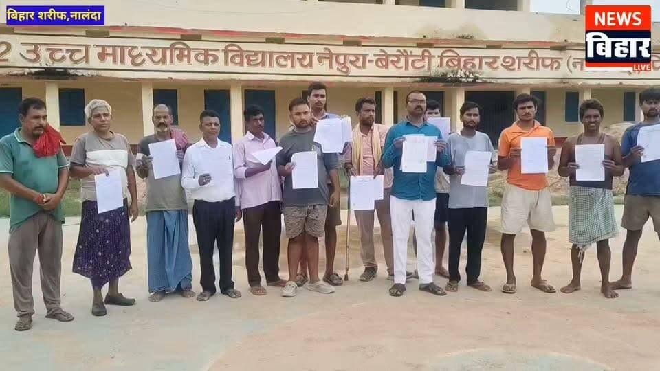 #नालंदा - स्कूल की जमीन पर कब्जे के आरोप से बरौटी-नेपुरा में विवाद गहराया
ग्रामीणों ने दीपनगर थाना के चौकीदार अरुण कुमार पर जबरन कब्जे का प्रयास करने का लगाया आरोप, डीएम से उच्चस्तरीय जांच की मांग
नालंदा से संवाददाता राकेश कुमार
नालंदा - दीपनगर थाना क्षेत्र अंतर्गत बरौटी-नेपुरा गांव में सरकारी स्कूल की जमीन को लेकर विवाद लगातार गहराता जा रहा है। विद्यालय की जमीन पर कथित कब्जे को लेकर ग्रामीणों में आक्रोश है। ग्रामीणों ने गांव के ही रहने वाले और दीपनगर थाना में चौकीदार के पद पर कार्यरत अरुण कुमार पर स्कूल की जमीन पर जबरन कब्जा करने का प्रयास करने का गंभीर आरोप लगाया है। हालांकि, लगाए गए आरोपों की स्वतंत्र रूप से पुष्टि नहीं हो सकी है।
ग्रामीणों का कहना है कि जिस भूमि पर वर्तमान में विद्यालय का संचालन हो रहा है, वह सरकारी जमीन है और इस पर पिछले कई दशकों से विद्यालय संचालित होता आ रहा है। ग्रामीणों के अनुसार विद्यालय की जमीन को लेकर किसी भी प्रकार का निजी दावा या कब्जे का प्रयास क्षेत्र के बच्चों की शिक्षा व्यवस्था के लिए भी चिंता का विषय है।
वर्ष 1980 के आसपास हुआ था स्कूल का निर्माण
नेपुरा गांव निवासी ग्रामीण प्रभात शर्मा उर्फ पप्पू ने बताया कि गांव में विद्यालय का निर्माण करीब वर्ष 1980 के आसपास हुआ था। ग्रामीणों के अनुसार इससे पहले वर्ष 1979 में उनके पूर्वजों द्वारा संबंधित जमीन को राज्यपाल के नाम रजिस्ट्री किए जाने की बात कही जा रही है। ग्रामीणों का दावा है कि इसी भूमि पर वर्तमान में माध्यमिक विद्यालय और प्लस टू विद्यालय संचालित हो रहा है।
ग्रामीणों का कहना है कि विद्यालय लंबे समय से उक्त जमीन पर संचालित है और बड़ी संख्या में स्थानीय बच्चे इसी विद्यालय में पढ़ाई करते हैं। ऐसे में स्कूल की जमीन को लेकर विवाद उत्पन्न होने से ग्रामीणों में चिंता बढ़ गई है।
चौकीदार पर लगाया प्रभाव का इस्तेमाल करने का आरोप
ग्रामीणों ने आरोप लगाया कि दीपनगर थाना में पदस्थापित चौकीदार अरुण कुमार अपने प्रभाव और दबंगई के बल पर विद्यालय की जमीन पर कब्जा करने का प्रयास कर रहे हैं। ग्रामीणों का यह भी आरोप है कि जमीन पर कब्जे के लिए बाहर से दबंग किस्म के लोगों को बुलाने की कोशिश की जा रही है।
ग्रामीणों ने प्रशासन से मांग की है कि पूरे मामले की निष्पक्ष जांच कर यह स्पष्ट किया जाए कि विद्यालय की जमीन का वास्तविक स्वामित्व किसके नाम है और वर्तमान राजस्व अभिलेखों में जमीन की स्थिति क्या है। ग्रामीणों का कहना है कि दस्तावेजों की जांच के बाद ही जमीन को लेकर उत्पन्न विवाद का स्थायी समाधान संभव है।
चौकीदार की जमीन और संपत्ति की जांच की मांग
ग्रामीणों ने चौकीदार अरुण कुमार की कथित जमीन और संपत्ति की भी उच्चस्तरीय जांच कराने की मांग उठाई है। ग्रामीणों का सवाल है कि एक सरकारी चौकीदार के पद पर रहते हुए उनके पास इतनी जमीन और संपत्ति किस प्रकार अर्जित हुई, इसकी भी निष्पक्ष जांच होनी चाहिए।
ग्रामीणों ने उनके पूर्व के कथित जमीन विवादों की जांच कराने की भी मांग की है। हालांकि, इन आरोपों और संपत्ति संबंधी दावों की स्वतंत्र पुष्टि नहीं हुई है। ग्रामीणों का कहना है कि यदि आरोप निराधार हैं तो जांच के बाद स्थिति स्पष्ट हो जाएगी और यदि किसी प्रकार की अनियमितता सामने आती है तो संबंधित व्यक्ति के खिलाफ कार्रवाई की जानी चाहिए।
डीएम समेत वरीय अधिकारियों से जांच की मांग
मामले को लेकर ग्रामीणों ने जिलाधिकारी समेत संबंधित वरीय अधिकारियों से पूरे प्रकरण की निष्पक्ष और उच्चस्तरीय जांच कराने की मांग की है। ग्रामीणों का कहना है कि स्कूल की जमीन जैसे संवेदनशील मामले में राजस्व विभाग के अधिकारियों द्वारा जमीन के कागजात, जमाबंदी, खाता-खेसरा, रजिस्ट्री दस्तावेज और अन्य संबंधित अभिलेखों की जांच कर वास्तविक स्थिति सामने लानी चाहिए।
ग्रामीणों ने यह भी मांग की है कि जांच पूरी होने तक विद्यालय की जमीन पर किसी भी प्रकार का निर्माण, कब्जा या जमीन की स्थिति में बदलाव नहीं होने दिया जाए। यदि जांच में जबरन कब्जे या अन्य किसी प्रकार की अनियमितता की पुष्टि होती है तो संबंधित व्यक्ति के खिलाफ नियमानुसार कानूनी कार्रवाई की जाए।
जांच के बाद ही सामने आएगी वास्तविक स्थिति
स्कूल की जमीन को लेकर ग्रामीणों की ओर से लगाए जा रहे आरोपों के बीच अब सबसे बड़ा सवाल यही है कि विद्यालय की जमीन का वास्तविक स्वामित्व किसके पास है और जमीन पर कब्जे को लेकर लगाए जा रहे आरोपों में कितनी सच्चाई है?
मामला जमीन के स्वामित्व और राजस्व अभिलेखों से जुड़ा होने के कारण प्रशासनिक एवं राजस्व जांच के बाद ही पूरी तस्वीर स्पष्ट हो सकेगी। जांच में जमीन के पुराने दस्तावेज, रजिस्ट्री, सरकारी रिकॉर्ड और वर्तमान स्थिति का मिलान किया जाना महत्वपूर्ण होगा।
ग्रामीणों का कहना है कि विद्यालय की जमीन किसी भी विवाद का विषय नहीं बननी चाहिए, क्योंकि इस भूमि से क्षेत्र के बच्चों की शिक्षा सीधे तौर पर जुड़ी हुई है। उन्होंने प्रशासन से जल्द से जल्द मामले की जांच कर स्थिति स्पष्ट करने और विद्यालय की जमीन को सुरक्षित रखने की मांग की है।
मौके पर सुबोध सिंह, अशोक सिंह, युगल सिंह, अशोक कुमार, उदय सिंह, अनुज कुमार, राजीव कुमार, मुकेश कुमार, शिवम कुमार, मीकू कुमार समेत दर्जनों ग्रामीण मौजूद थे। ग्रामीणों ने एकजुट होकर मामले में निष्पक्ष कार्रवाई की मांग की।