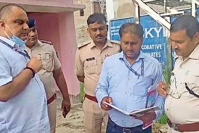 बिहार छपरा मशरक के डुमरसन में फर्जी क्लीनिकों पर स्वास्थ्य विभाग का छापा, शिवम क्लीनिक सील
✍️ मशरक। सारण जिले के मशरक प्रखंड के डुमरसन में गुरुवार को स्वास्थ्य विभाग ने निजी क्लीनिकों और अल्ट्रासाउंड केंद्रों के खिलाफ बड़ी कार्रवाई की। टीम ने करीब आधा दर्जन निजी क्लीनिकों की जांच की। कार्रवाई के दौरान इलाके में हड़कंप मच गया।
जांच के दौरान डुमरसन स्थित शिवम क्लीनिक को सील कर दिया गया। स्वास्थ्य विभाग के अनुसार, क्लीनिक के संचालन में अनियमितताएं मिलने के बाद यह कार्रवाई की गई। बताया गया कि दो दिन पहले इसी क्लीनिक में प्रसव के दौरान जच्चा और नवजात की मौत का मामला सामने आया था। इसके बाद स्वास्थ्य विभाग ने जांच तेज कर दी।
फर्जी डिग्री का भी मामला सामने आया
जांच के दौरान डॉ. पी.के. सिंह से संबंधित हड्डी रोग विशेषज्ञ की डिग्री की भी जांच की गई, जिसे कथित तौर पर फर्जी पाया गया। वहीं, उनके क्लीनिक के संचालन में निर्धारित मानकों का पालन नहीं होने की बात भी सामने आई।
इसके अलावा प्रसाद अल्ट्रासाउंड केंद्र की भी जांच की गई। जांच टीम ने संचालक को आवश्यक कागजात प्रस्तुत करने के लिए दो दिन का समय दिया है। अधिकारियों ने चेतावनी दी कि दस्तावेजों में गड़बड़ी या फर्जी कागजात पाए जाने पर कानूनी कार्रवाई की जाएगी।
पुलिस अधिकारियों की मौजूदगी में हुई कार्रवाई
कार्रवाई के दौरान नोडल पदाधिकारी सह चिकित्सा पदाधिकारी डॉ. चन्द्रशेखर सिंह, मशरक डीएसपी संजय कुमार सुधांशु, थानाध्यक्ष उज्ज्वल कुमार सहित अन्य पदाधिकारी मौजूद रहे।
स्वास्थ्य विभाग ने स्पष्ट किया कि निजी क्लीनिकों और जांच केंद्रों के संचालन में नियमों का उल्लंघन पाए जाने पर आगे भी कार्रवाई जारी रहेगी।