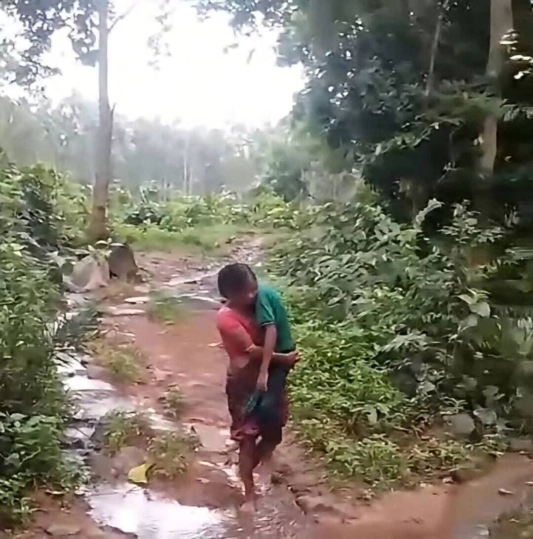 ହୃଦୟ ବିଦାରକ ଘଟଣା...ପୁଅର ଶବକୁ କାନ୍ଧରେ ବୋହିଲା ମାଆ।
ଯେଉଁ କାନ୍ଧରେ ପୁଅକୁ ବଞ୍ଚାଇବା ପାଇଁ ହସ୍ପିଟାଲ ନେବାର ଆଶା ଥିଲା, ସେହି କାନ୍ଧରେ ଶେଷରେ ବୋହିବାକୁ ପଡ଼ିଲା ପୁଅର ଶବ। ଗାଁକୁ ଆସିପାରିଲାନି ଆମ୍ବଲାନ୍ସ, ଶେଷରେ ମୃତ ପୁଅକୁ କାନ୍ଧରେ ବୋହି ଆମ୍ବୁଲାନ୍ସ ନିକଟକୁ ଆଣିଲେ ମାଆ। କେନ୍ଦୁଝର ଜିଲ୍ଲା ପାଟଣା ଥାନା ଗୁଣିଆଭାଡ଼ି ସାହିରେ ଘଟିଛି ଏଭଳି ହୃଦୟବିଦାରକ ଘଟଣା । ଶୌଚ ହେବା ପାଇଁ ପୋଖରୀକୁ ଯାଇଥିବା ବେଳେ ଗୋଡ଼ ଖସି ନାବାଳକ ନରେଶ ପୋଖରୀରେ ବୁଡ଼ି ଯାଇଥିଲେ।