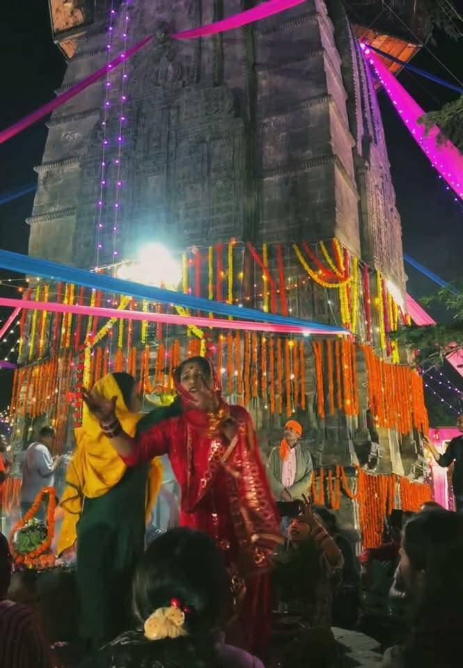 भरमौर 84 मंदिर में भक्ति का अद्भुत नजारा भोलेनाथ की भक्ति में मगन दिखे श्रद्धालु
#भरमौर #84मंदिर #भोलेनाथ #महादेव #भक्ति #श्रद्धालु #हिमाचलप्रदेश #Bharmaur #Mahadev #EkNazarHimachalNews