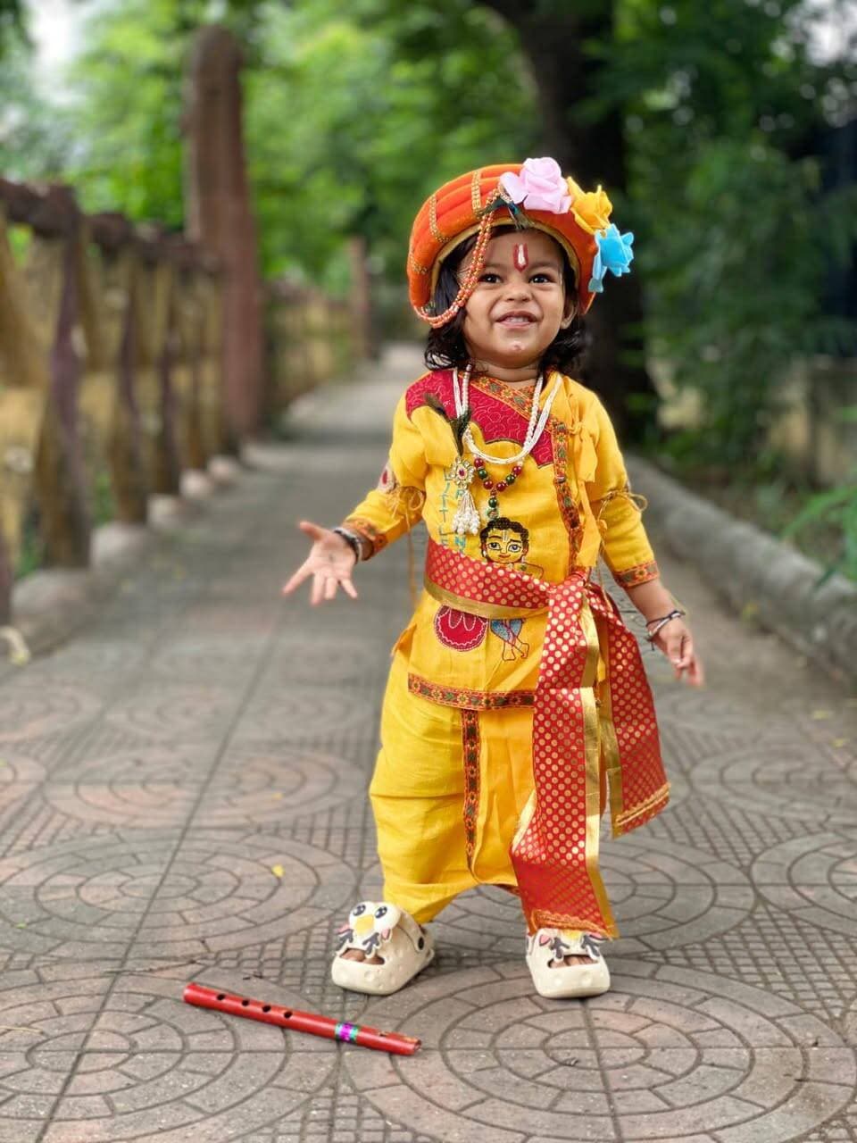 जन्माष्टमी पर नन्हें ध्रुविक झंवर का मनमोहक कृष्ण स्वरूप, आकर्षण का बना केंद्र
महेश कुमार बिड़ला मीडिया प्रभारी मांडल भीलवाड़ा
भीलवाड़ा। श्रीकृष्ण जन्माष्टमी के पावन अवसर पर संजय कॉलोनी निवासी नन्हें ध्रुविक झंवर को भगवान श्रीकृष्ण के मनमोहक स्वरूप में सजाया गया। पारंपरिक वेशभूषा, आकर्षक श्रृंगार और बाल गोपाल के रूप में सजे ध्रुविक की मासूम मुस्कान ने सभी का मन मोह लिया।
ध्रुविक, अंकिता एवं वैभव झंवर के लाडले सुपुत्र तथा राधा एवं केदार झंवर के सुपौत्र हैं। जन्माष्टमी के अवसर पर उन्हें बेहद सुंदर ढंग से सजाकर भगवान श्रीकृष्ण के बाल स्वरूप को साकार किया गया, जिसे देखकर परिवारजनों एवं परिचितों में खासा उत्साह देखने को मिला।
नन्हें ध्रुविक का यह मनमोहक रूप जन्माष्टमी की खुशियों में और भी रंग भरता नजर आया। परिवारजनों ने बाल गोपाल से सुख, समृद्धि एवं खुशहाली की कामना की।
प्रस्तुति : महेश कुमार बिड़ला
मीडिया प्रभारी, मांडल (भीलवाड़ा)