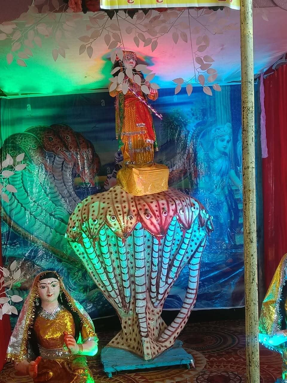 *संकटमोचन हनुमान मंदिर पर भक्तों का मन मोहा आकर्षक विद्युतचलित झांकियों ने*
*मंदिर पर फूलों से सजावट, हनुमानजी महाराज को चढ़ाया गया डायमंड का चोला*
*भगवान कृष्ण की झांकिया देखने उमड़ा जनसैलाब, गूंजते रहे जयकारे*
भीलवाड़ा :निलेश कांठेड़ ( वरिष्ठ पत्रकार ),4 सितम्बर। नगर निगम चौराहे से लेकर गोलप्याउ चौराहे तक जहां भी नजर पहुंचे दर्शनों के लिए कृष्ण भक्तों की लंबी-लंबी कतारे लगी हुई थी। सबको बस इन्तजार था भगवान के जीवन प्रसंगों से जुड़ी आकर्षक झांकियों के दर्शन हो जाए। हर तरफ भगवान के जयकारे गूंज रहे थे। कोई भी भक्त झांकियों के दर्शन से वंचित नहीं रहे इसके लिए महामंडलेश्वर बाबूगिरीजी महाराज घूम-घूमकर पूरी व्यवस्था की लगातार निगरानी कर रहे थे। ये नजारा भगवान श्रीकृष्ण के जन्मोत्सव जन्माष्टमी पर शुक्रवार रात भीलवाड़ा शहर में मुख्य डाकघर के पास स्थित संकटमोचन हनुमान मंदिर के बाहर दिखा। मंदिर पर झांकियों के दर्शन के लिए जनसैलाब इस कदर उमड़ा की रात 8 बजे बाद आधे किलोमीटर से भी अधिक लंबी कतारे लग गई। समय के साथ कतारे भी लंबी होती गई।
हरिशेवाधाम के महामंडलेश्वर हंसरामजी महाराज झांकियों के दर्शन के लिए संकटमोचन हनुमान मंदिर पहुंचे तो उनका स्वागत महामंडलेश्वर बाबू गिरी महाराज ने किया। भक्तों के लिए भगवान कृष्ण के जीवन से जुड़ी आकर्षक झांकियां सजाने के साथ मंदिर पर फूलों से एवं रंग-बिरंगी रोशनी से आकर्षक सजावट की गई थी। इस अवसर पर हनुमानजी महाराज को डायमंड का चोला चढ़ाया गया। मंदिर ट्रस्ट के ट्रस्टी सांवरमल बंसल, महावीर अग्रवाल एवं रमेशचन्द्र बंसल ने बताया कि मध्यरात्रि भगवान श्रीकृष्ण का जन्म होते ही जयकारों के बीच महन्त बाबूगिरीजी महाराज ने महाआरती की एवं भगवान लड्डु गोपाल का पंचामृत से अभिषेक कर पंजीरी व माखन-मिश्री का भोग लगाया गया। शाम को सूर्यास्त बाद आरती होते ही झांकियों के दर्शन शुरू हो गए। दर्शन शुरू होने से पूर्व ही भक्तों की लंबी कतारे लगने लगी थी। झांकियों में इस बार विशेष आकर्षण ‘‘महाभारत’’ के विभिन्न प्रसंगों की झलक दिखाने वाली झांकी रही। ‘‘कालियादेह नागलीला, गोवर्धन पर्वत को अंगुली पर उठाना, भगवान कृष्ण द्वारा माखन चोरी, राधा कृष्ण सखियों के संग रासलीला, कृष्ण के द्वार पर सुदामा का आगमन, राधा कृष्ण द्वारा बैलगाड़ी की सवारी, नौका विहार, हनुमानजी द्वारा लंका दहन, समुद्र मंथन, भगवान नृसिंह द्वारा हिरण्यकश्यप वध, बेल का वध, भगवान शिव, भक्तिमति मीरा, योगमाया जैसी करीब दो दर्जन विद्युतचलित झांकियों ने भक्तों का दिल जीत लिया। मंदिर परिसर में बाल कृष्ण के नौकायन से जुड़ी झांकियां भी भक्तों को आकर्षित करती रही। अधिकांश झांकिंया हवा में उड़ते हुई दिख रही थी जो भक्तों को आकर्षित कर रही थी। इन झांकियों को दिल्ली, आगरा, मथुरा आदि स्थानों से आए करीब 20 कारीगरों की टीम ने तैयार किया था। झांकियों के संग सेल्फी लेने के लिए भक्तों में होड़ रही। झांकियां देखने आए भक्तगण परिजनों व मित्रों के साथ झांकियों के समक्ष सेल्फी लेने में जुटे रहे।