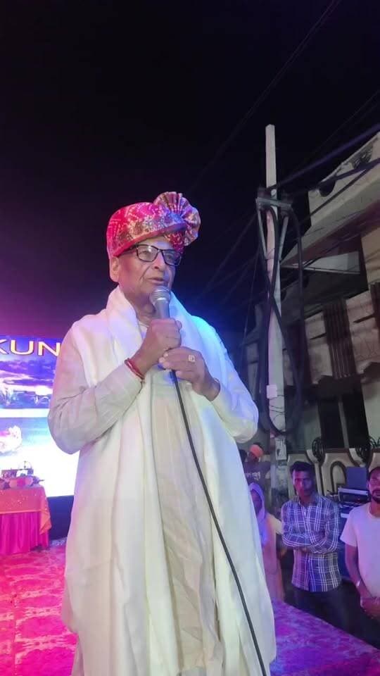नेवल गांव में धूमधाम से मनाया गया जन्माष्टमी महोत्सव, विधायक Ram Kumar Kashyap - MLA Indri ने की शिरकत
नेवल गांव में श्रीकृष्ण जन्माष्टमी के अवसर पर भव्य महोत्सव का आयोजन किया गया। कार्यक्रम में इंद्री विधायक श्री राम कुमार कश्यप ने मुख्य रूप से शिरकत की। इस दौरान श्रद्धालुओं ने भगवान श्रीकृष्ण की पूजा-अर्चना कर सुख-समृद्धि की कामना की।
महोत्सव में बड़ी संख्या में ग्रामीण एवं श्रद्धालु मौजूद रहे। कार्यक्रम के दौरान धार्मिक एवं सांस्कृतिक प्रस्तुतियों ने माहौल को भक्तिमय बना दिया।
देखिए नेवल गांव से जन्माष्टमी महोत्सव का सीधा प्रसारण।
#LIVE #Janmashtami #नेवल #इंद्री #RamKumarKashyap #MLAIndri #haryana