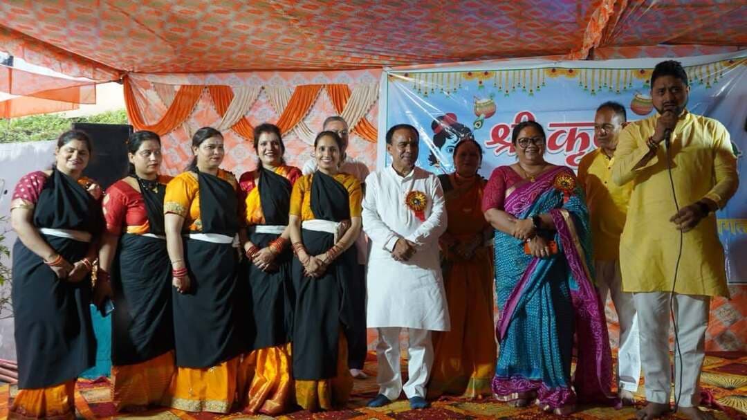सिवालिक कॉलोनी में धूमधाम से मनाई कृष्ण जन्माष्टमी
श्रीनगर गढ़वाल। सिवालिक कॉलोनी, पराग डेयरी क्षेत्र के नागरिकों की ओर से कृष्ण जन्माष्टमी के अवसर पर धार्मिक एवं सांस्कृतिक कार्यक्रम का आयोजन धूमधाम से किया गया। कार्यक्रम में शिक्षा मंत्री डॉ. धन सिंह रावत एवं मेयर आरती भंडारी मुख्य अतिथि के रूप में शामिल हुए, जबकि कांग्रेस प्रदेश अध्यक्ष के प्रतिनिधि एवं कांग्रेस नेता सुधांशु नौडियाल विशिष्ट अतिथि के तौर पर मौजूद रहे।
कार्यक्रम में शिक्षा मंत्री डॉ. धन सिंह रावत ने भगवान श्रीकृष्ण के जन्मोत्सव की शुभकामनाएं देते हुए कहा कि श्रीकृष्ण का जीवन सत्य, धर्म और कर्म का संदेश देता है। उन्होंने कहा कि ऐसे धार्मिक एवं सांस्कृतिक आयोजन हमारी परंपराओं और संस्कारों को नई पीढ़ी तक पहुंचाने के साथ समाज में आपसी भाईचारे को भी मजबूत करते हैं।
मेयर आरती भंडारी ने भी क्षेत्रवासियों को जन्माष्टमी की शुभकामनाएं दीं। उन्होंने कहा कि भगवान श्रीकृष्ण का जीवन हमें प्रेम, सद्भाव, कर्तव्य और मानवता का संदेश देता है। उन्होंने आयोजन समिति और स्थानीय नागरिकों की ओर से किए गए आयोजन की सराहना करते हुए कहा कि इस तरह के कार्यक्रम सामाजिक एकजुटता को बढ़ावा देते हैं।
इस अवसर पर सुधांशु नौडियाल ने भी भगवान श्रीकृष्ण के जन्मोत्सव की सभी क्षेत्रवासियों को शुभकामनाएं दीं और आयोजन समिति की ओर से किए गए आयोजन की सराहना की। उन्होंने कहा कि धार्मिक एवं सांस्कृतिक आयोजन समाज में आपसी भाईचारे, सौहार्द और एकजुटता को मजबूत करने का कार्य करते हैं।
सुधांशु नौडियाल ने कार्यक्रम में आमंत्रित करने के लिए आयोजन समिति के सदस्य निशांत कंडारी, शिवकांत कंडारी सहित अन्य सदस्यों का आभार व्यक्त किया।
कार्यक्रम में स्थानीय नागरिकों ने उत्साहपूर्वक भाग लिया। भगवान श्रीकृष्ण की पूजा-अर्चना कर क्षेत्र की सुख-समृद्धि और शांति की कामना की गई। इस दौरान विभिन्न धार्मिक एवं सांस्कृतिक प्रस्तुतियां भी आयोजित की गईं।