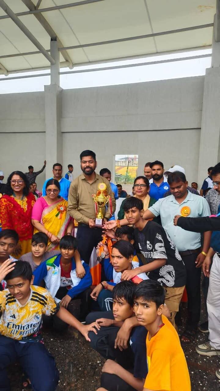 स्कूल शिक्षा विभाग द्वारा 17वर्षीय आयु वर्ग के प्रतिभागियों की संभागीय फुटबॉल एवं हॉकी प्रतियोगिता प्रतियोगिता
--
मध्य प्रदेश शासन स्कूल शिक्षा विभाग के खेल कैलेंडर अनुसार जिला मुख्यालय पर अमर शहीद नारायण दास खरे स्टेडियम पर फुटबॉल एवं एस्टोटर्फ मैदान ढोंगा पर हॉकी प्रतियोगिता का आयोजन किया गया। प्रतियोगिता में 17 वर्ष आयु वर्ग के प्रतिभागियों ने भाग लेकर शानदार प्रदर्शन किया।
प्रतियोगिताएं संपन्न होने के पश्चात जिला शिक्षा अधिकारी श्री अमित जैन के मुख्य आतिथ्य में समापन एवं पुरस्कार वितरण कार्यक्रम का आयोजन किया गया। कार्यक्रम में विजेता एवं उपविजेता जिलों की टीमों को पुरष्कृत किया गया। जिला क्रीड़ा अधिकारी श्री एचडी अहिरवार से प्राप्त जानकारी के अनुसार हॉकी प्रतियोगिता में बालक वर्ग से दमोह जिला और बालिका वर्ग से टीकमगढ़ जिले में विजेता होने का गौरव हासिल किया, जबकि बालक वर्ग में सागर जिला और बालिका वर्ग में भी सागर जिला उपविजेता रहा।
इसी प्रकार फुटबॉल प्रतियोगिता में बालक वर्ष से सागर और बालिका वर्ग में भी सागर जिला विजेता रहा जबकि बालक और बालिका दोनों वर्गों में दमोह जिला उप विजेता रहा। पुरूस्कार वितरण समारोह में सभी विजेता एवं उपविजेता टीमों को शील्ड मेडल एवं प्रमाण पत्र प्रदान किया गया।
#JansamparkMP
#Jansamparktikamgarh
#tikamgarh