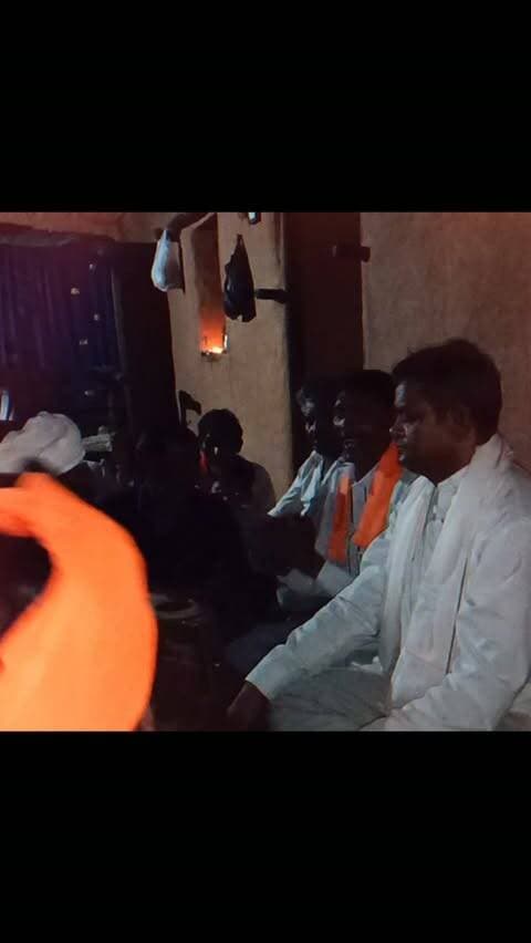 आदिवासी समाज में भक्ति और आध्यात्मिकता प्रकृति, पूर्वजों और सामुदायिक जीवन के प्रति अगाध श्रद्धा पर आधारित एक प्राचीन और जीवंत परंपरा रही है, पूनम और रक्षाबंधन के पावन पर्व पर आयोजित एक विशाल भजन सत्संग के कार्यक्रम में हिस्सा लेते हुए भजन कीर्तन करते हुए भक्त जनों और युवाओं को प्रेरित किया ,भक्ति के प्रति और शिक्षा के प्रति जागरूक रहकर के परिवार और समाज का करें नेतृत्व-अहारी समाज सेवी दिनेश चंद्र ।