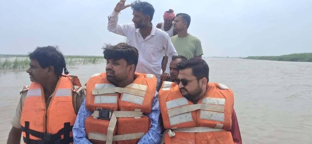 गंडक नदी में मानव शव की सूचना पर त्वरित कार्रवाई: टीम की जांच में नहीं मिला कोई शव, प्रशासन ने की सावधानी की अपील!
आज दिनांक 04 सितंबर 2026 को गोपालगंज जिले के सदर प्रखंड अंतर्गत खाप मकसूदपुर में गंडक नदी के रास्ते नेपाल की ओर से मानव शव बहकर आने की सूचना पर जिला प्रशासन ने तत्काल संज्ञान लिया।
सहायक आपदा प्रबंधन पदाधिकारी शहनवाज यूसुफजई, अंचलाधिकारी रजत वर्णवाल, जादोपुर थाना प्रभारी, एसडीआरएफ एवं मेडिकल टीम ने नाव से दियारा क्षेत्र में सघन जांच-पड़ताल की। जांच के दौरान कोई मानव शव बरामद नहीं हुआ, हालांकि कुछ मृत मछलियां एवं मृत पशु देखे गए। प्रशासन ने नदी में नाव परिचालन पर पूर्ण प्रतिबंध की याद दिलाते हुए आमजन से नदी किनारे न जाने और बहकर आई मृत मछलियों का सेवन न करने की अपील की है।
Information & Public Relations Department, Government of Bihar
Disaster Management Department Govt. of Bihar