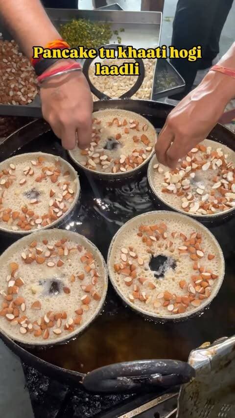 Ghewar khaalo Kyuki season bas khatam iska 😭😭😭
#ghewar #indianfestival #delhistreetfood #ghaziabadfoodie #dessert