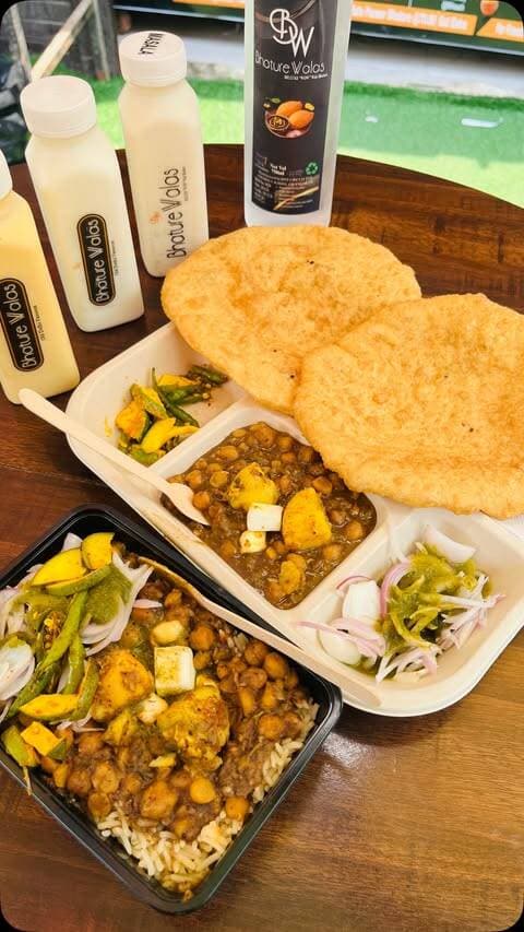 Crispy bhature, chatpate chole & a paneer-loaded surprise inside! 🤤🔥
That first bite of their Paneer Bhature was enough to make me a fan! And with a chilled sweet lassi on the side… **proper Delhi wala comfort food! ❤️🔥**
📍 Bhature Wala, Bharat Nagar
Tag that friend who can never say no to Chole Bhature!
#cholebhature #delhistreetfood #viralreels #delhifood #vegetarian