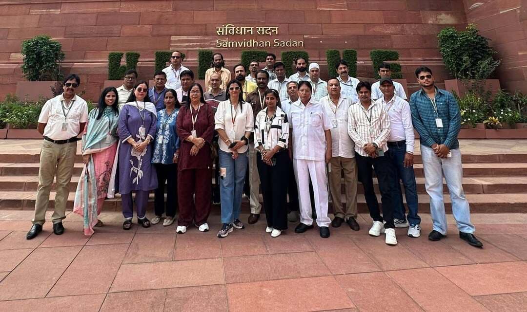 हरियाणा पत्रकार संघ के सदस्यों ने किया संसद और राष्ट्रपति भवन का भ्रमण
लोकसभा-राज्यसभा की कार्यप्रणाली जानी, लोकतांत्रिक व्यवस्था और ऐतिहासिक विरासत से हुए रूबरू
यमुनानगर। हरियाणा पत्रकार संघ की यमुनानगर जिला इकाई के पत्रकारों ने गुरुवार को नई दिल्ली स्थित संसद भवन और राष्ट्रपति भवन का शैक्षणिक भ्रमण किया। इस दौरान सदस्यों ने लोकसभा और राज्यसभा सहित संसद परिसर के विभिन्न महत्वपूर्ण हिस्सों का अवलोकन किया तथा देश की संसदीय कार्यप्रणाली के बारे में विस्तृत जानकारी प्राप्त की।
सदस्यों ने जाना कि लोकसभा में अध्यक्ष, प्रधानमंत्री, केंद्रीय मंत्री, विपक्ष के नेता तथा अन्य सांसद किन स्थानों पर बैठते हैं। उन्हें सदन में विभिन्न विषयों पर होने वाली चर्चा, प्रश्नकाल, विधेयक प्रस्तुत करने की प्रक्रिया तथा किसी विधेयक को पारित करने के लिए अपनाई जाने वाली मतदान प्रणाली के बारे में भी बताया गया। इसके साथ ही विदेशी प्रतिनिधिमंडलों और विशिष्ट अतिथियों के बैठने की व्यवस्था तथा संसद की कार्यवाही की मीडिया कवरेज के लिए निर्धारित स्थानों की जानकारी भी दी गई।
पत्रकारों ने संसद के ऐतिहासिक केंद्रीय कक्ष का भी अवलोकन किया। उन्हें बताया गया कि यह वही महत्वपूर्ण स्थान है, जहां सत्ता हस्तांतरण से जुड़ी ऐतिहासिक प्रक्रिया संपन्न हुई थी और जहां संविधान सभा की बैठकें आयोजित की गई थीं। सदस्यों ने वहां प्रदर्शित उस चित्र को भी देखा, जिसमें देश की स्वतंत्रता के समय आकाश में ग्रह-नक्षत्रों की स्थिति को दर्शाया गया है। इस दौरान उन्हें भारतीय लोकतंत्र, संविधान निर्माण और संसदीय परंपराओं से जुड़ी कई महत्वपूर्ण जानकारियां प्राप्त हुईं।
इसके बाद प्रतिनिधिमंडल ने राष्ट्रपति भवन का भ्रमण किया। सदस्यों को बताया गया कि राष्ट्रपति भवन से इंडिया गेट तक फैला कर्तव्य पथ नई दिल्ली की केंद्रीय प्रशासनिक संरचना का प्रमुख हिस्सा है। राष्ट्रपति भवन के सामने दोनों ओर स्थित नॉर्थ ब्लॉक और साउथ ब्लॉक देश की प्रशासनिक व्यवस्था के महत्वपूर्ण केंद्र हैं।
पत्रकारों ने राष्ट्रपति भवन का वह प्रांगण भी देखा, जहां प्रधानमंत्री और केंद्रीय मंत्रिपरिषद के सदस्यों के शपथ ग्रहण जैसे महत्वपूर्ण राष्ट्रीय समारोह आयोजित किए जाते हैं। उन्हें उस भव्य दरबार हॉल के बारे में भी जानकारी दी गई, जहां पद्म पुरस्कारों सहित विभिन्न राष्ट्रीय सम्मान प्रदान किए जाते हैं। इसी प्रकार देश के वीर जवानों और अन्य विशिष्ट व्यक्तियों को उनकी असाधारण सेवाओं एवं वीरता के लिए सम्मानित किए जाने की प्रक्रिया से भी अवगत कराया गया।
सदस्यों ने उन महत्वपूर्ण कक्षों का अवलोकन किया, जहां राष्ट्रपति विदेशी राष्ट्राध्यक्षों, राजनयिकों और अन्य विशिष्ट मेहमानों से मुलाकात तथा द्विपक्षीय चर्चा करते हैं। उन्हें राजकीय भोज के आयोजन स्थल, अतिथियों के बैठने की व्यवस्था, टेबल प्रोटोकॉल और ऐसे अवसरों पर पालन किए जाने वाले शिष्टाचार एवं राजनयिक नियमों के बारे में भी जानकारी दी गई।
प्रतिनिधिमंडल ने राष्ट्रपति भवन के प्रसिद्ध अमृत उद्यान, जिसे पहले मुगल गार्डन के नाम से जाना जाता था, का भी अवलोकन किया। इसके अतिरिक्त सदस्यों ने राष्ट्रपति भवन का वह विशाल प्रांगण देखा, जहां भारत आने वाले विदेशी राष्ट्राध्यक्षों और विशिष्ट अतिथियों का औपचारिक स्वागत किया जाता है तथा उन्हें तीनों सेनाओं की ओर से गार्ड ऑफ ऑनर दिया जाता है।
हरियाणा पत्रकार संघ के सदस्यों ने इस भ्रमण को अत्यंत ज्ञानवर्धक और प्रेरणादायक बताया। उन्होंने कहा कि इससे उन्हें भारतीय लोकतंत्र की कार्यप्रणाली, संसद की गरिमा, राष्ट्रपति भवन की ऐतिहासिक विरासत तथा देश की संवैधानिक और प्रशासनिक व्यवस्था को निकट से समझने का अवसर मिला। इस भ्रमण ने सदस्यों के ज्ञान में वृद्धि करने के साथ-साथ देश की लोकतांत्रिक संस्थाओं के प्रति उनके सम्मान और गौरव की भावना को भी मजबूत किया। प्रतिनिधि मंडल का नेतृत्व हरियाणा पत्रकार संघ के अध्यक्ष केबी पंडित ने किया। प्रतिनिधि मंडल में यमुनानगर के साथ सढ़ौरा, छछरौली, व्यासपुर व जगाधरी के पत्रकार शामिल रहे।
फाटो कैप्शन: संसद भवन के प्रांगण में यमुनानगर के पत्रकार