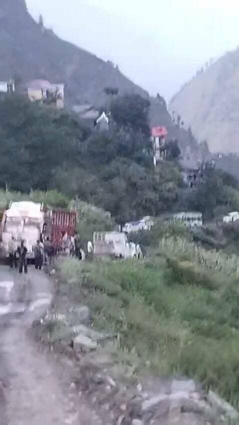 कूंर बस स्टैंड से 500 मीटर पहले में रास्ता खराब होने के चलते लगा जाम बीच रास्ते में फंसी बसें