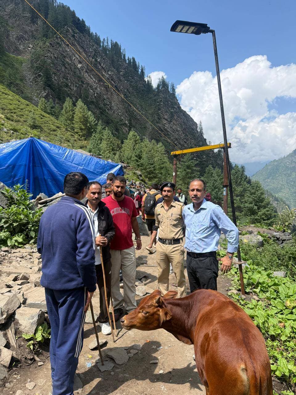 एडीएम विकास शर्मा ने मणिमहेश यात्रा मार्ग का किया निरीक्षण, पैदल मार्ग की व्यवस्थाओं का लिया जायजा
हड़सर से मणिमहेश तक पैदल मार्ग सुचारू, क्षतिग्रस्त स्थानों की युद्धस्तर पर मरम्मत के निर्देश
भरमौर, 4 सितंबर। श्री मणिमहेश यात्रा-2026 के सफल एवं सुरक्षित संचालन को लेकर प्रशासन द्वारा यात्रा मार्ग पर व्यवस्थाओं की लगातार निगरानी की जा रही है। इसी कड़ी में अतिरिक्त जिला दंडाधिकारी (एडीएम) भरमौर विकास शर्मा ने वीरवार को मणिमहेश से हड़सर तक पैदल यात्रा मार्ग का निरीक्षण कर मार्ग की स्थिति तथा यात्रियों और श्रद्धालुओं के लिए उपलब्ध सुविधाओं का जायजा लिया।
निरीक्षण के दौरान एडीएम विकास शर्मा ने मणिमहेश से हड़सर तक विभिन्न स्थानों पर पैदल मार्ग की स्थिति का बारीकी से निरीक्षण किया। उन्होंने संबंधित अधिकारियों एवं फील्ड स्टाफ से मार्ग की वर्तमान स्थिति, श्रद्धालुओं की आवाजाही तथा आवश्यक मरम्मत कार्यों के बारे में जानकारी प्राप्त की।
एडीएम विकास शर्मा ने बताया कि हड़सर से श्री मणिमहेश तक पैदल यात्रा मार्ग वर्तमान में यात्रियों और श्रद्धालुओं के लिए ठीक है तथा यात्रा सुचारू रूप से जारी है। उन्होंने कहा कि प्रशासन द्वारा श्रद्धालुओं की सुरक्षा को सर्वोच्च प्राथमिकता दी जा रही है और यात्रा मार्ग पर लगातार निगरानी रखी जा रही है।
उन्होंने बताया कि पैदल मार्ग पर कुछ स्थानों पर रास्ता थोड़ा क्षतिग्रस्त हुआ है। ऐसे स्थानों को चिन्हित कर मरम्मत एवं सुधार कार्य युद्धस्तर पर किया जा रहा है। एडीएम ने लोक निर्माण विभाग के अधिकारियों को निर्देश दिए कि क्षतिग्रस्त हिस्सों की मरम्मत प्राथमिकता के आधार पर जल्द पूरी की जाए, ताकि मणिमहेश यात्रा पर आने वाले श्रद्धालुओं को किसी प्रकार की असुविधा का सामना न करना पड़े।
उन्होंने कहा कि प्रशासन यात्रा से जुड़ी सभी व्यवस्थाओं पर लगातार नजर बनाए हुए है और श्रद्धालुओं को सुरक्षित एवं सुगम यात्रा सुविधा उपलब्ध करवाने के लिए हर संभव कदम उठाए जा रहे हैं।