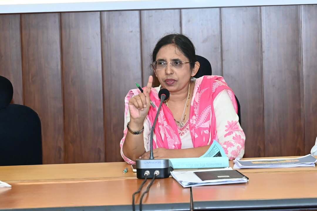 प्रधानमंत्री सूर्य घर से जुड़कर बिजली उपभोक्ताओं को मिलेगा दोहरा लाभ - कलेक्टर श्रीमती रोक्तिमा यादव।
प्रधानमंत्री सूर्य घर योजना को गति देने के लिए कोरिया में 30 सोलर दीदियां चयनित' , 'पीएम सूर्यघर योजना के तहत वेंडर्स, विद्युत विभाग व बैंकर्स की संयुक्त कार्यशाला संपन्न'।
कोरिया जिले में प्रधानमंत्री सूर्यघर मुफ्त बिजली योजना के लक्ष्य को पाने के लिए आज एक महत्वपूर्ण कार्यशाला आयोजित की गई। कलेक्टर कोरिया श्रीमती रोक्तिमा यादव की अध्यक्षता में आयोजित इस कार्यशाला में जिला पंचायत कोरिया के मुख्य कार्यपालन अधिकारी श्री योगेन्द्र श्रीवास के साथ बिहान योजना से जुड़ी लखपति दीदियां, विद्युत विभाग के कार्यपालन अभियंता, अग्रणी बैंक प्रबंधक और जिले में कार्यरत सौर उर्जा उपकरण के वंडर्स शामिल हुए।
कलेक्टर कोरिया के नेतृत्व में आयोजित इस कार्यशाला में सोलर दीदियों को आगे लाकर उन्हे प्रधानमंत्री सूर्य घर योजना के तहत व्यापक विस्तार के लिए पायलट प्रोजेक्ट की कमान सौंपी गई। आने वाले समय में यह दीदियां जिले में हजारों बिजली उपभोक्ताओं को प्रधानमंत्री सूर्यघर मुफ्त बिजली योजना से जोड़ने का कार्य करेंगी तथा इससे उन्हे अपने आजीविका के लिए एक अतिरिक्त लाभ का व्यवसाय प्राप्त होगा।
@chhattisgarhcmo @dpr.chhattisgarh
#CMOChhattisgarh #Chhattishgarh #KoreaDistrict #SolarDidi #GoodGovernance