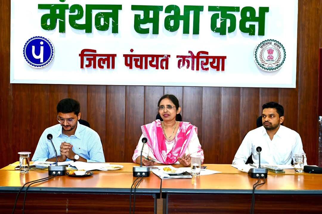 'हसदेव नदी के विकास एवं संरक्षण हेतु समन्वित प्रयास जरूरी - 'हसदेव संरक्षण संग विकास के लिए पर्यटन, आजीविका आदि विषयों पर विस्तृत चर्चा।
कोरिया जिले से निकलकर पूरे प्रदेश की उर्जाधानी को जल देने वाली हसदेव नदी के विकास के लिए आज एक अहम बैठक संपन्न हुई।
विदित हो कि प्रदेश की सभी प्रमुख नदियों को आरंभ से लेकर उनके पूरे बहाव क्षेत्र तक विशेष अभियान चलाकर संरक्षित और विकसित किया जाएगा ताकि इन नदियों में बारहमासी बहाव और जलस्तर का संधारण हो सके। इसके तहत कोरिया जिले से हसदेव नदी को चयनित किया गया है।
#CMOChhattisgarh #chhattishgarh #hasdeo_river #KoreaDistrict #baikunthpur